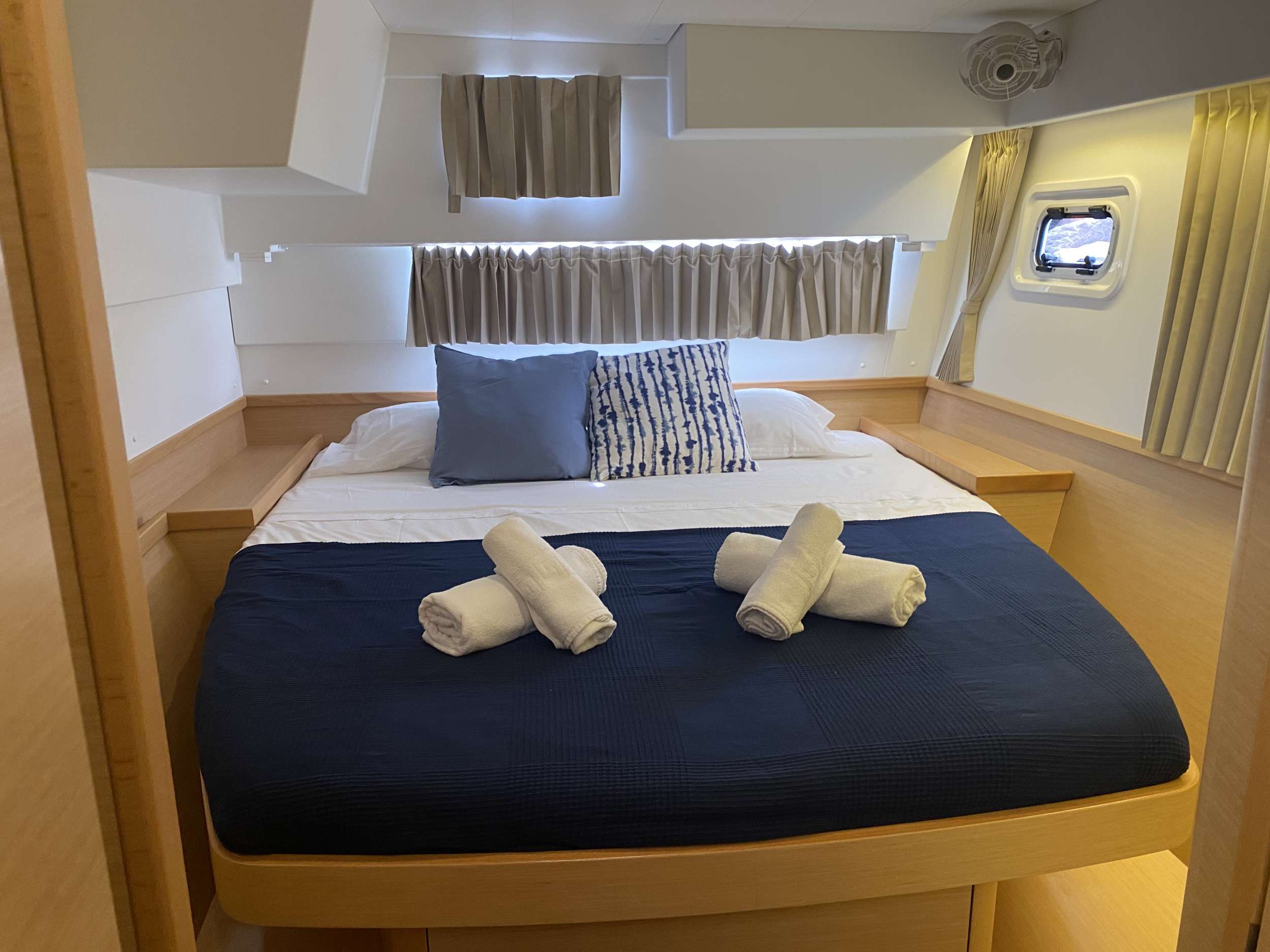 Crewed Catamaran AZURITE photo 7