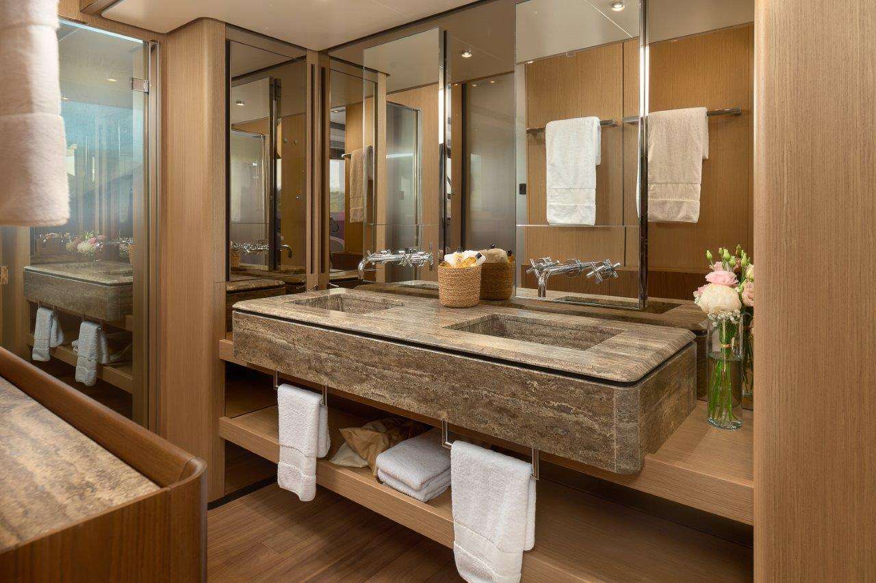 Luxury Crewed Motor Yacht B.A.13 photo 7