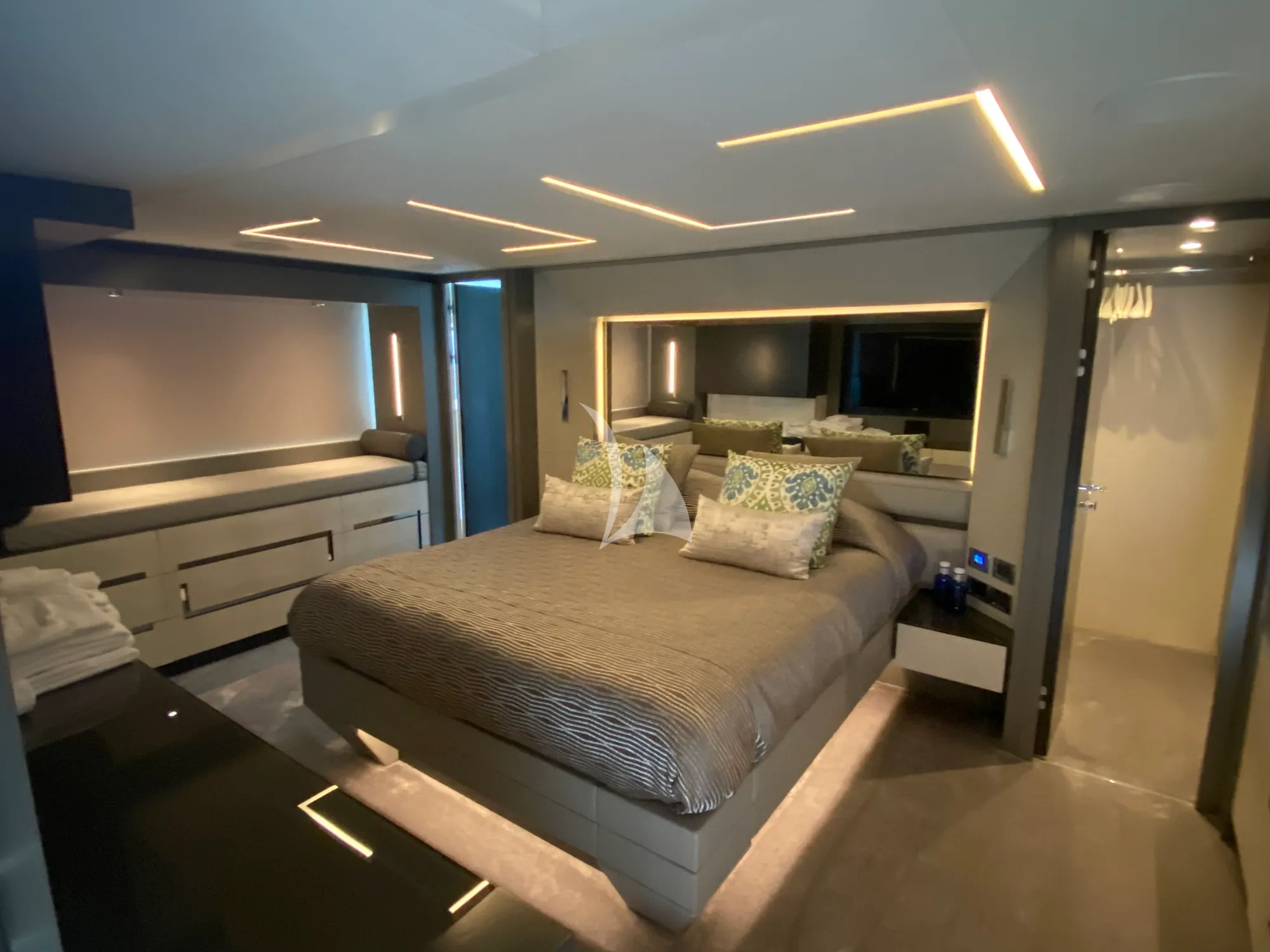 Luxury Crewed Motor Yacht BALOO III photo 7