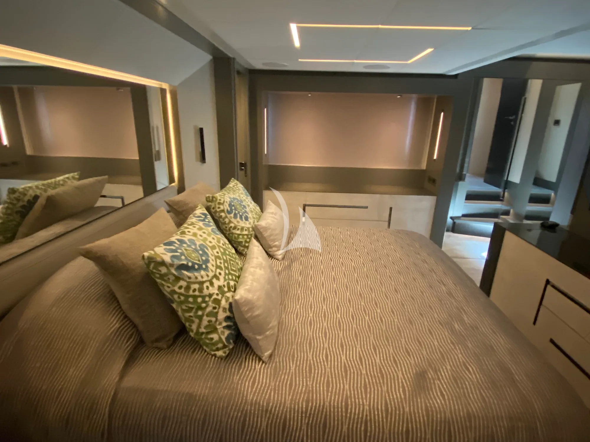 Luxury Crewed Motor Yacht BALOO III photo 8