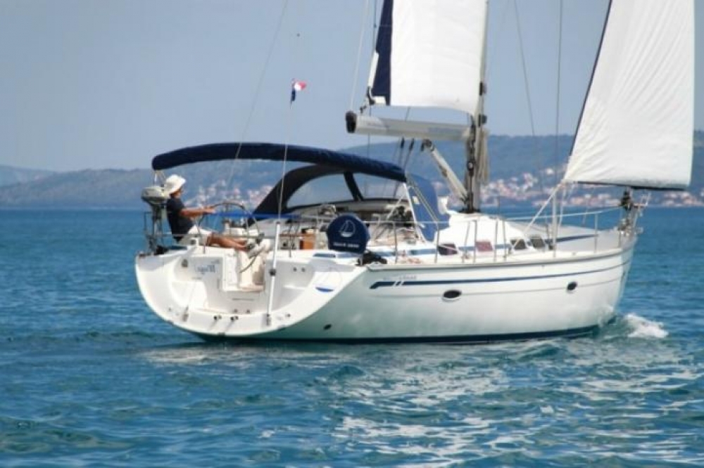 Bareboat Sailboat BAVARIA 46 photo 4