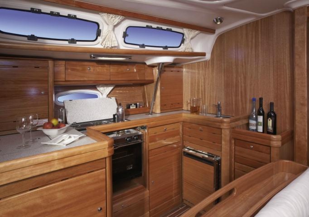 Bareboat Sailboat BAVARIA 46 photo 8