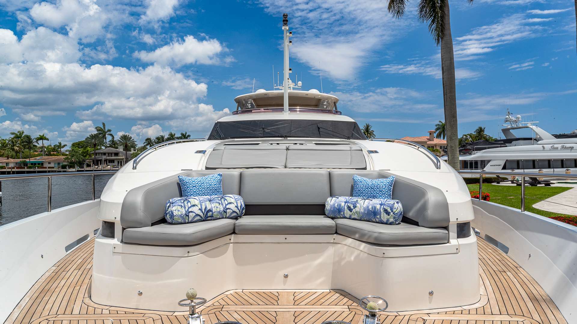 Luxury Crewed Motor Yacht BEACHFRONT II photo 4