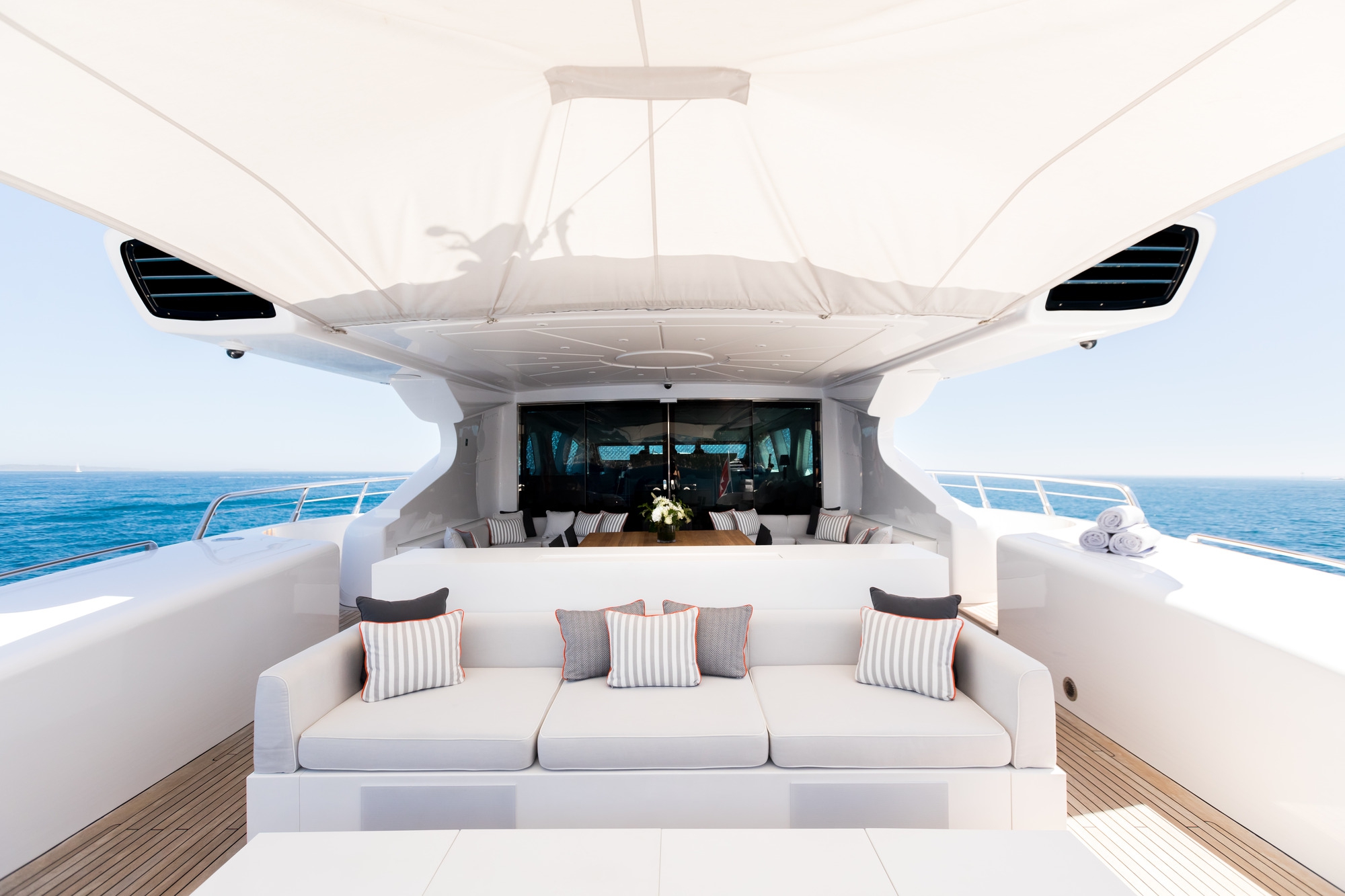 Luxury Crewed Motor Yacht BEACHOUSE photo 4