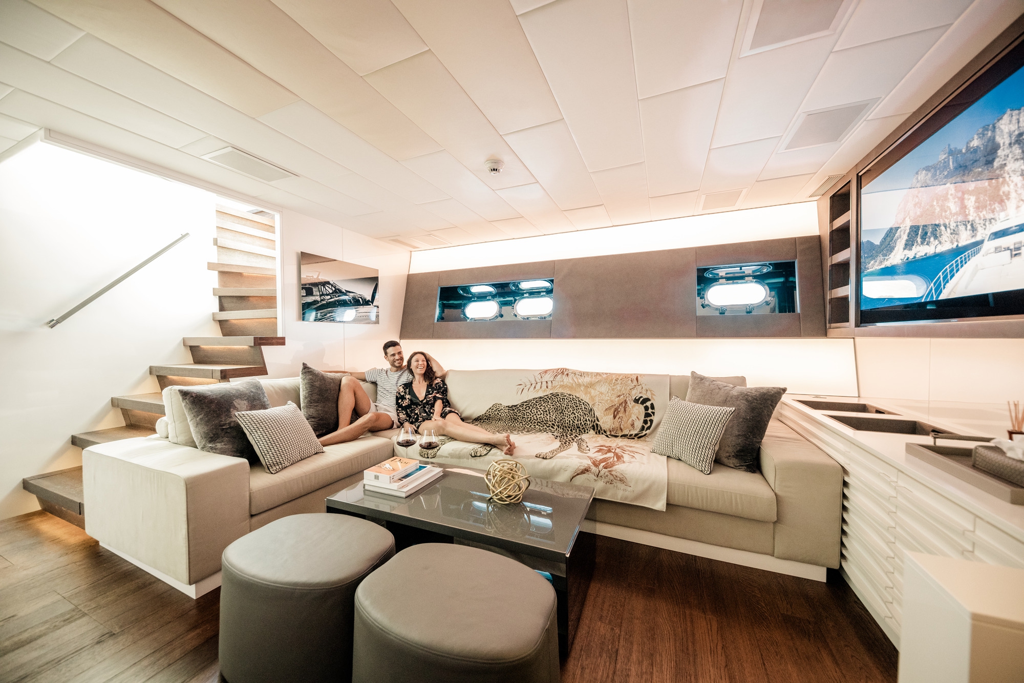 Luxury Crewed Motor Yacht BEACHOUSE photo 8