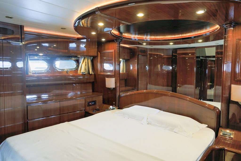 Luxury Crewed Motor Yacht BELIZ photo 8