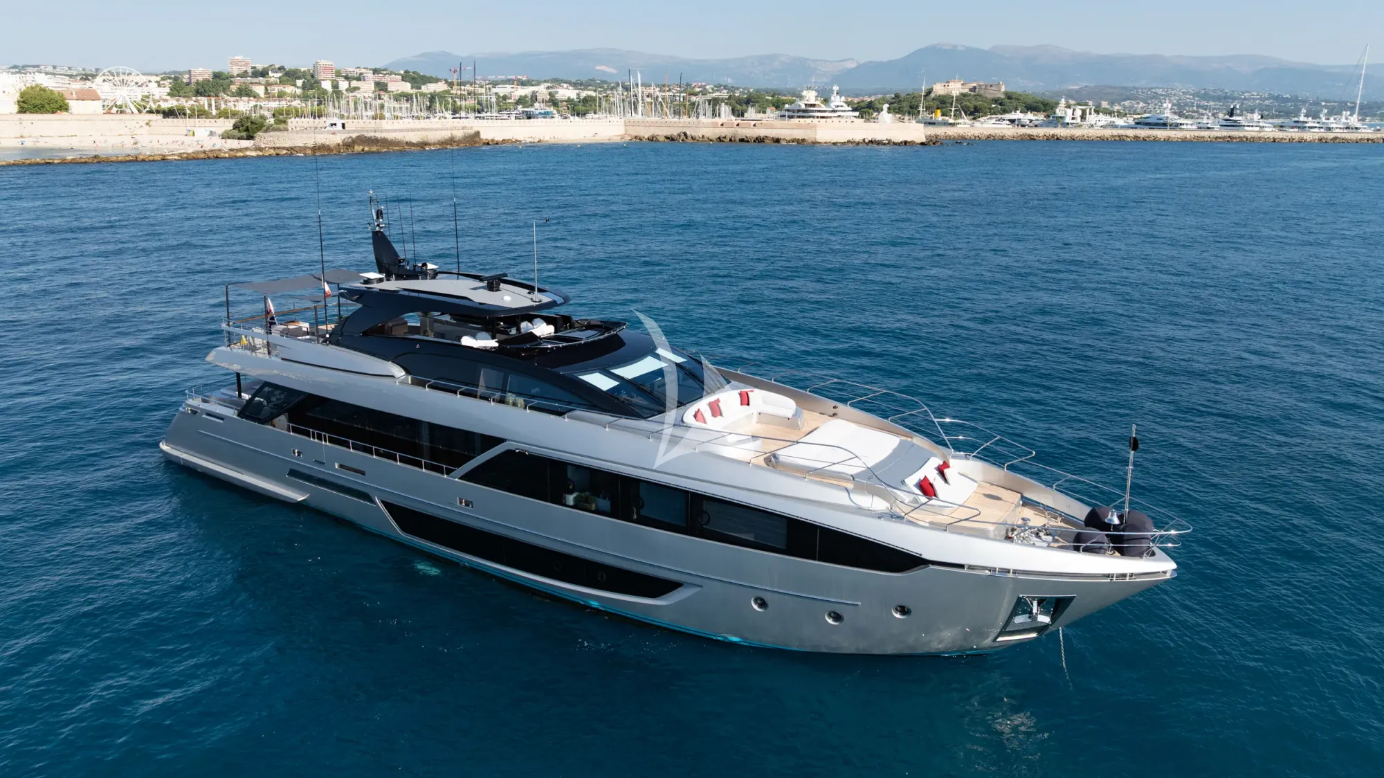 Luxury Crewed Motor Yacht BELLA DONNA photo 3