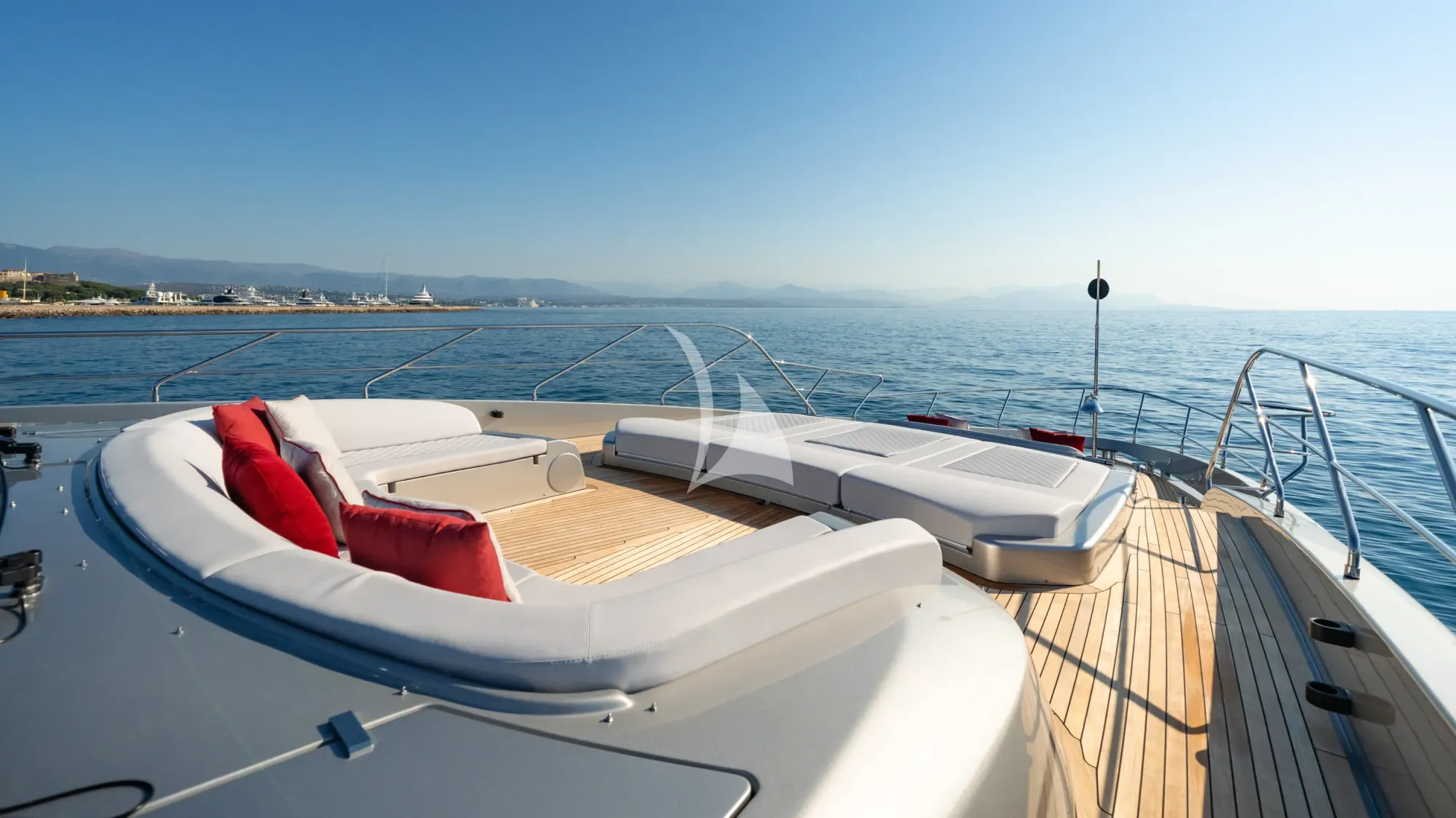 Luxury Crewed Motor Yacht BELLA DONNA photo 8