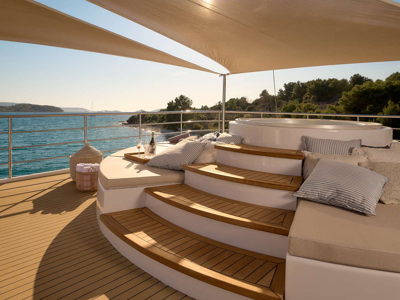 Luxury Crewed Motor Yacht BELLEZZA photo 6