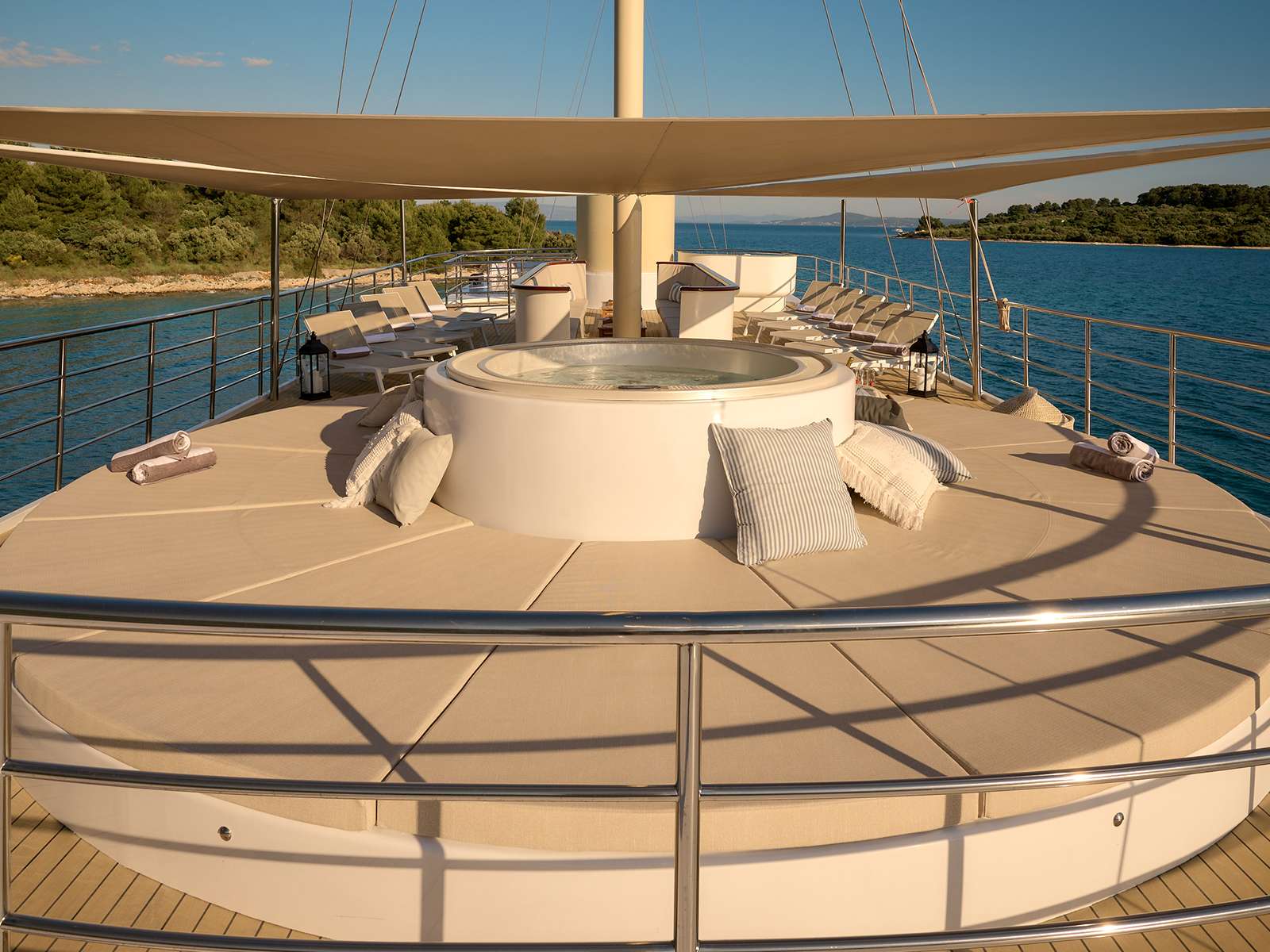 Luxury Crewed Motor Yacht BELLEZZA photo 7