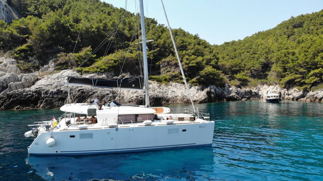 Bareboat Catamaran BELO photo 4