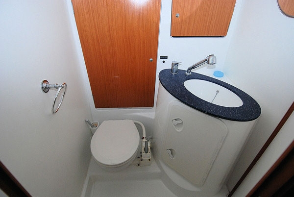 Bareboat Sailing Yacht Beneteau 515 photo 6