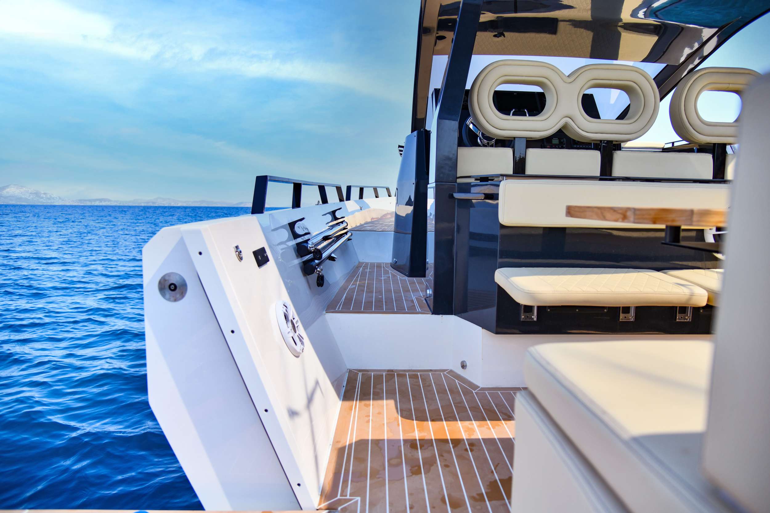 Crewed Motor Yacht BIG BALLOON photo 7