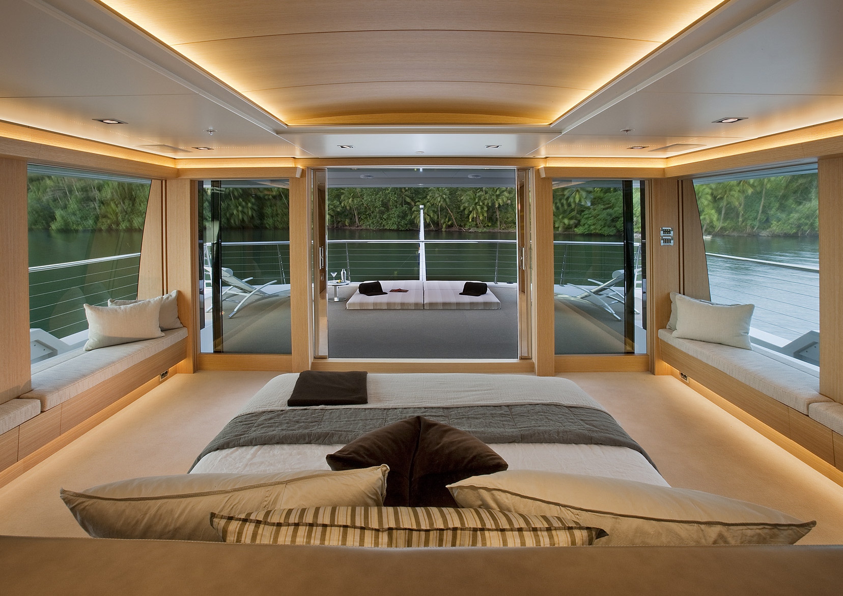 Luxury Crewed Motor Yacht BIG FISH photo 7