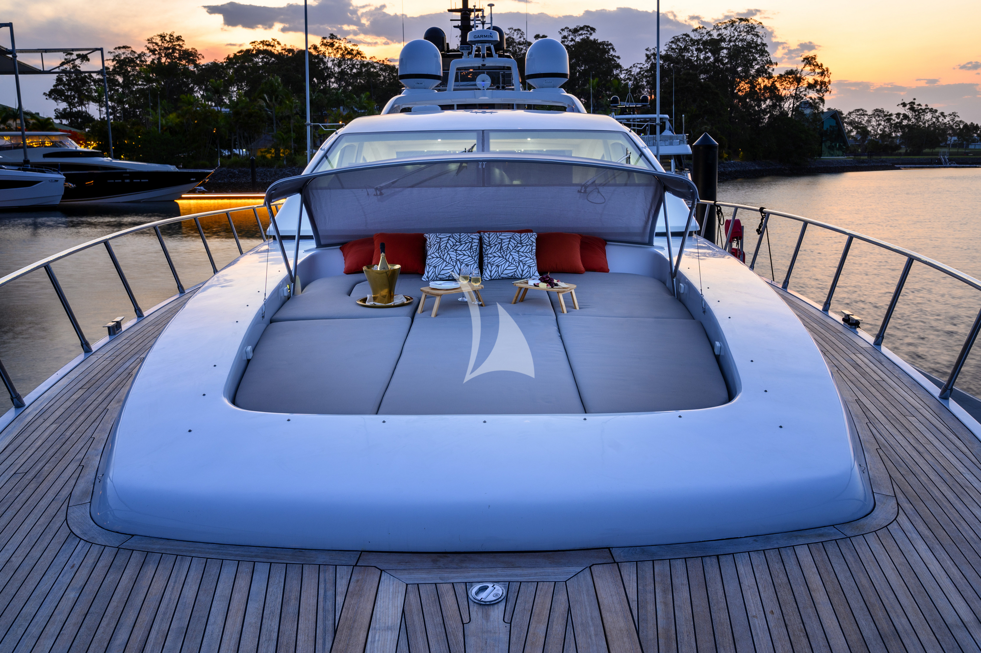 Crewed Motor Yacht BLANC photo 3