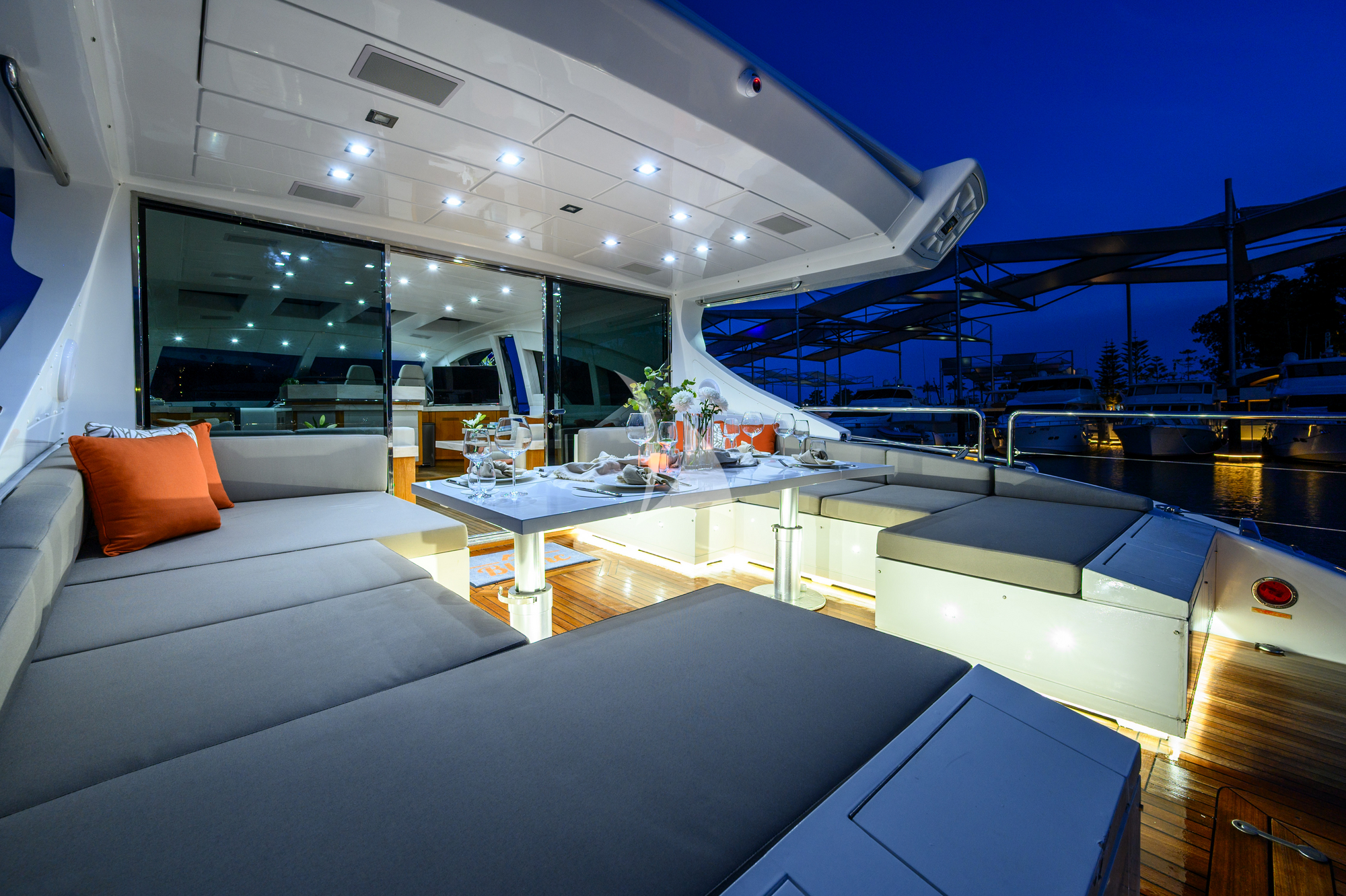 Crewed Motor Yacht BLANC photo 4