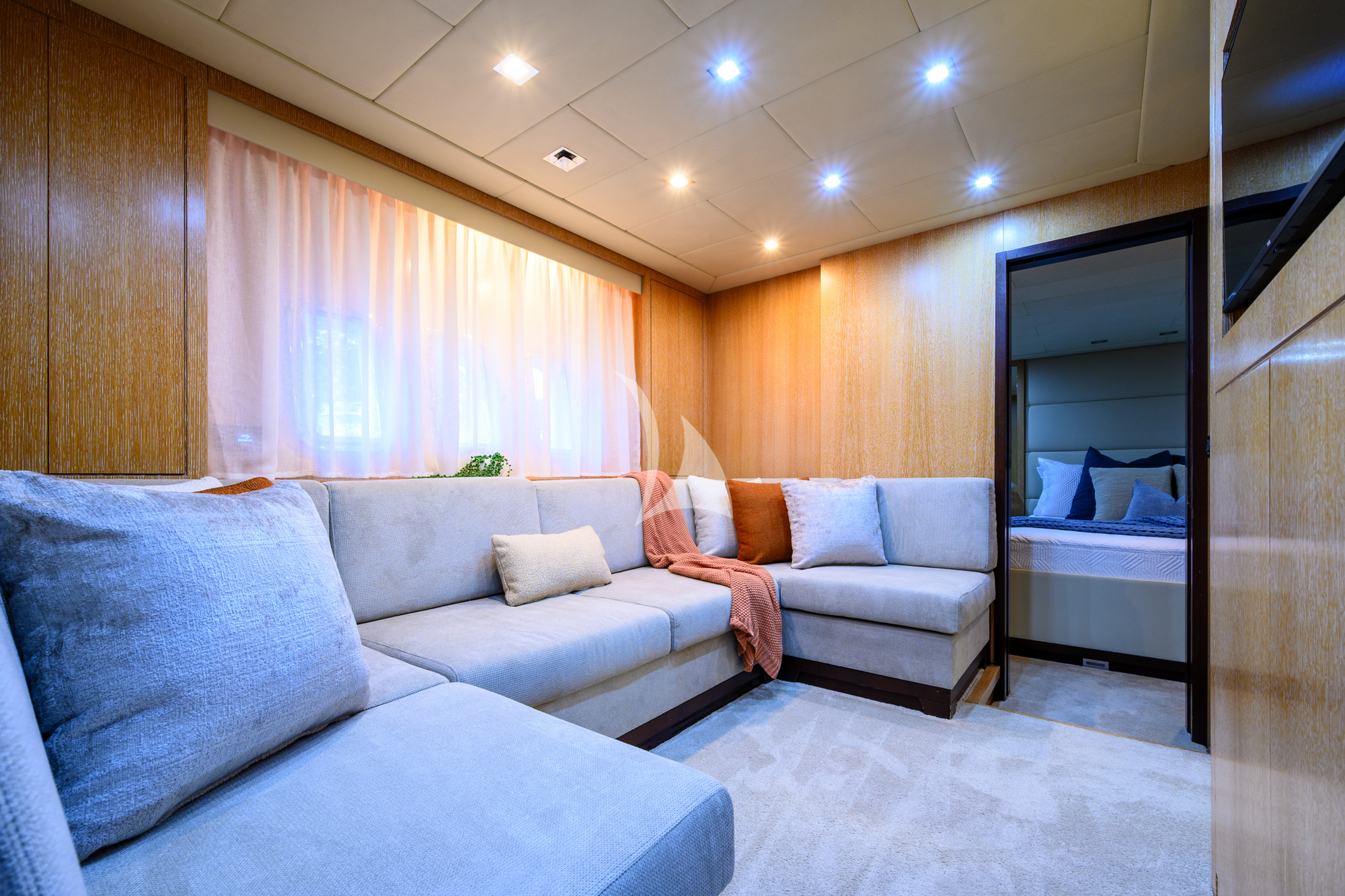 Crewed Motor Yacht BLANC photo 8