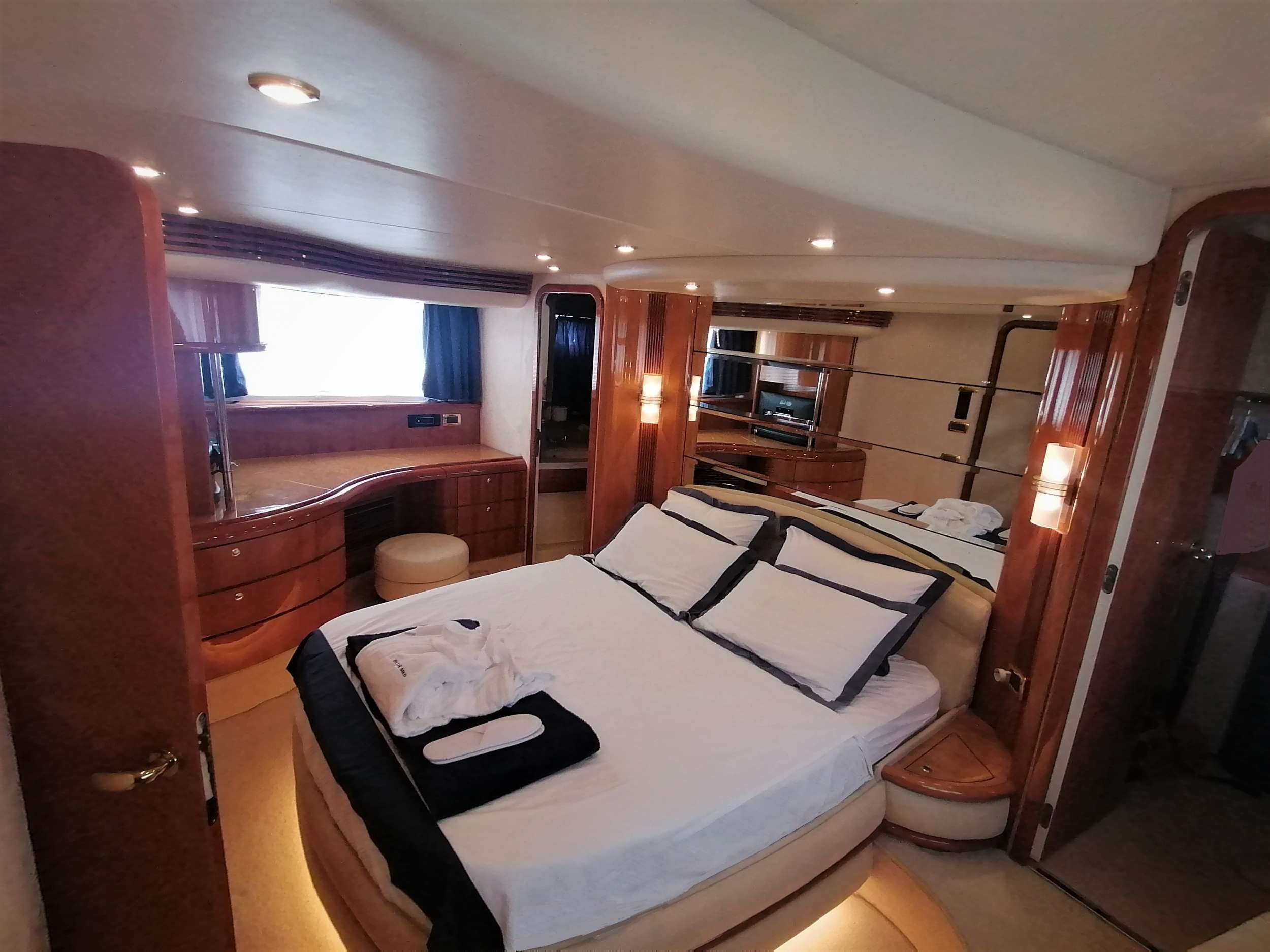 Crewed Motor Yacht BLUE MED photo 8
