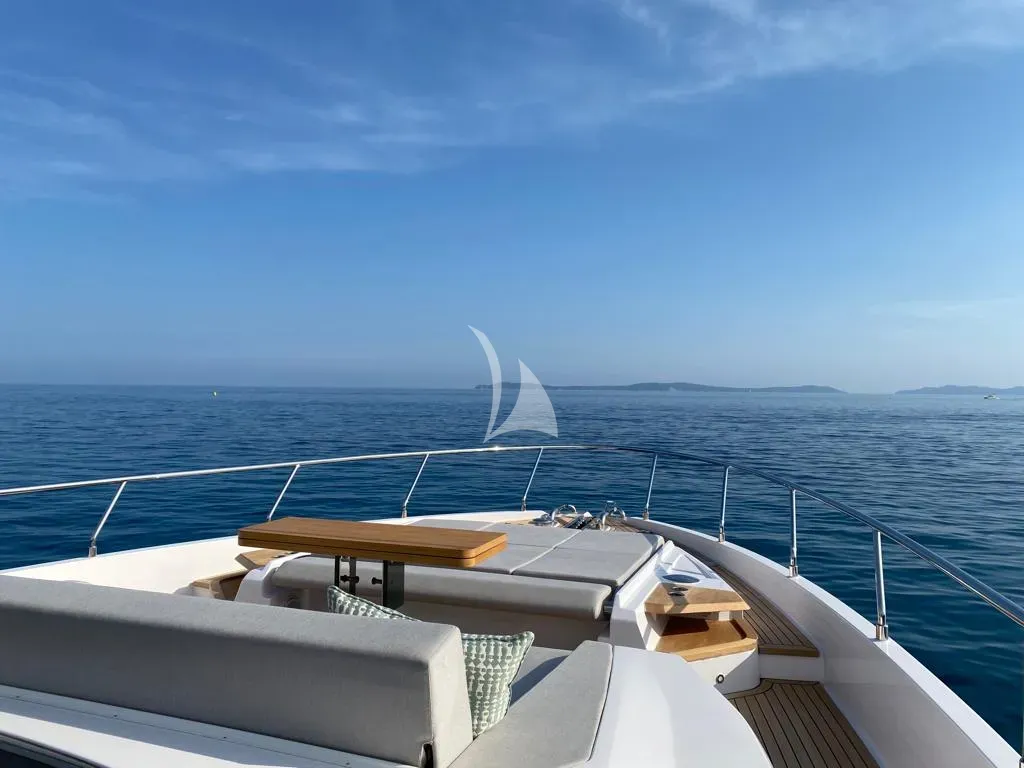 Luxury Crewed Motor Yacht BREEZE photo 4