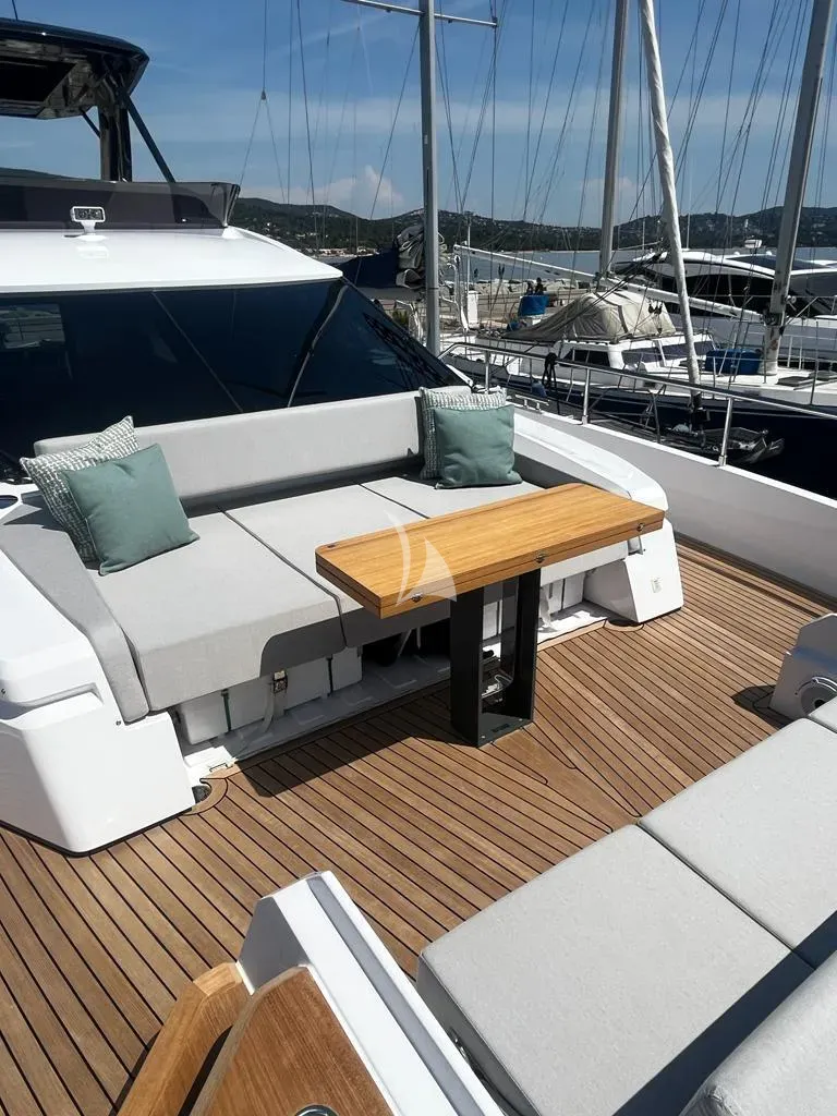 Luxury Crewed Motor Yacht BREEZE photo 5