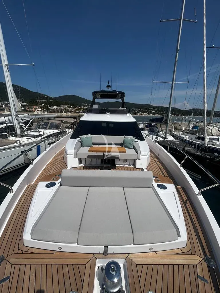 Luxury Crewed Motor Yacht BREEZE photo 6