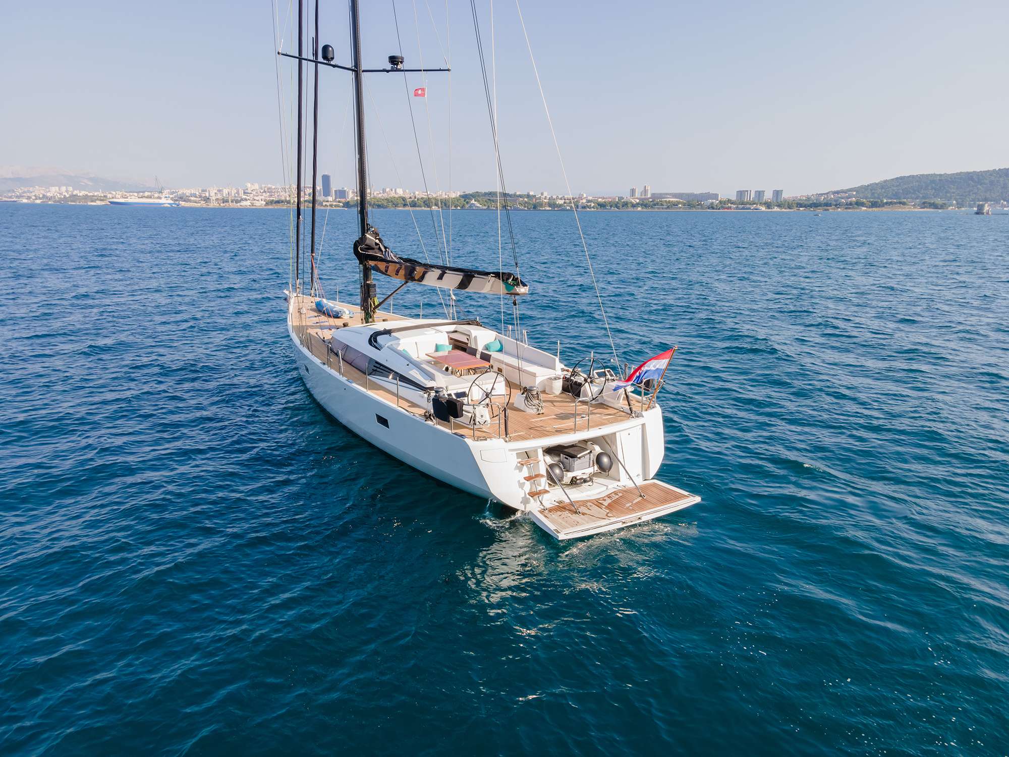 Crewed Sailing Yacht BUBBLES photo 5