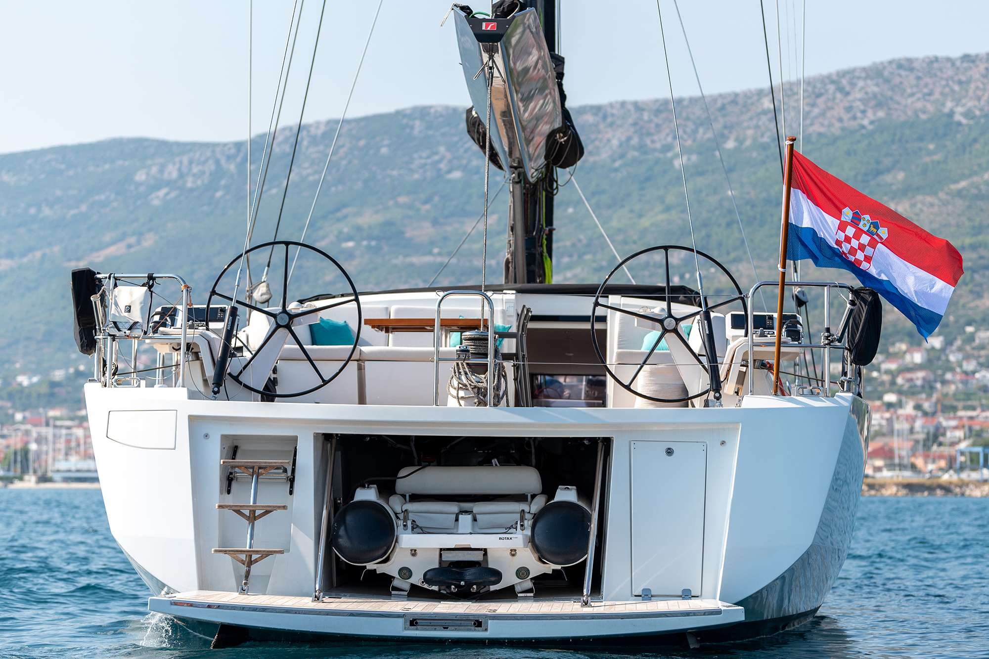 Crewed Sailing Yacht BUBBLES photo 7