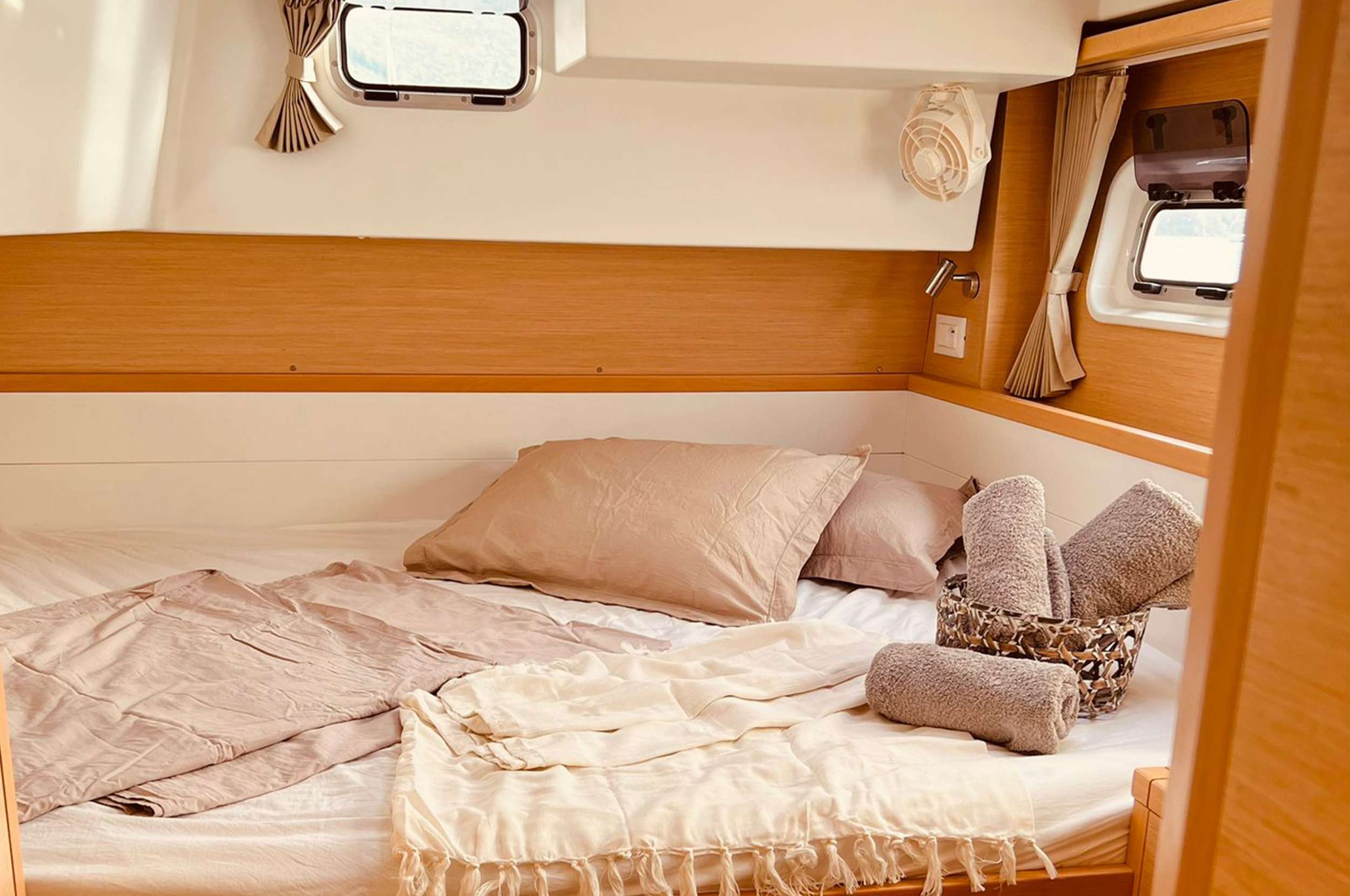 Crewed Catamaran BUMBLEBEE photo 7