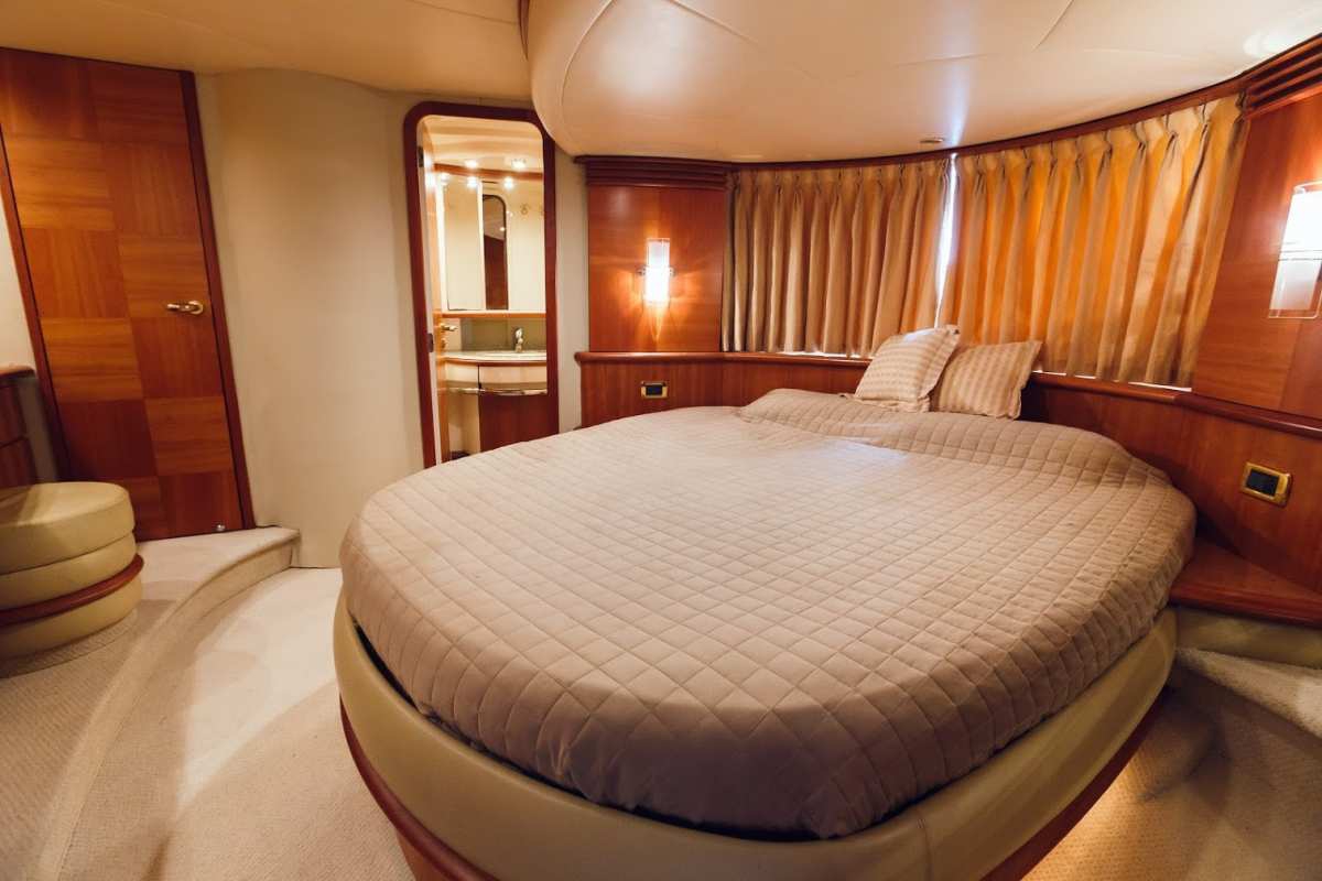 Crewed Motor Yacht C’EST LA VIE photo 6