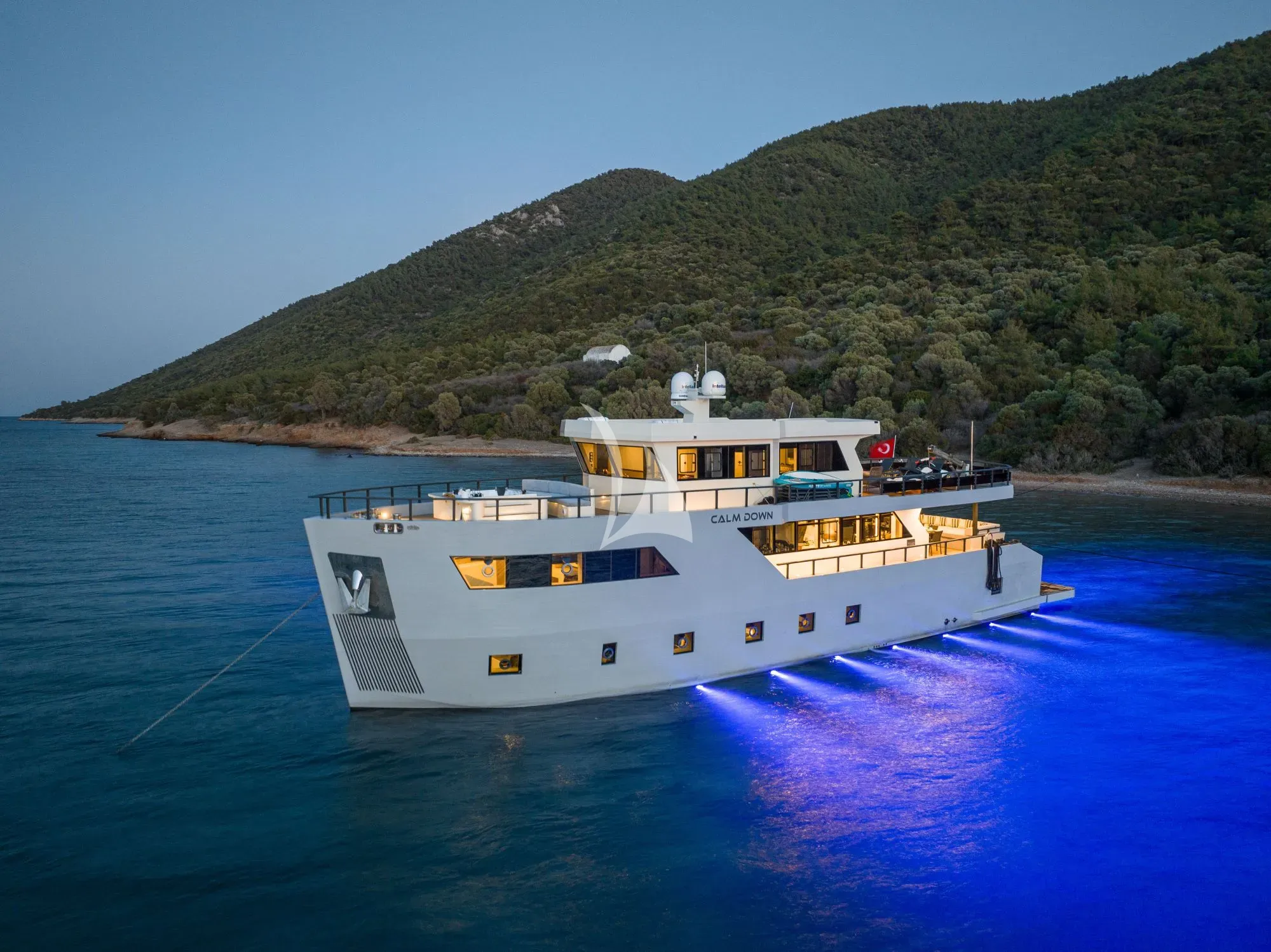 Crewed Motor Yacht CALM DOWN photo 3