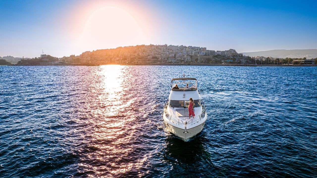 Crewed Motor Yacht CARINA photo 4