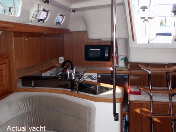 Bareboat Sailing Yacht Catalina 375 photo 7