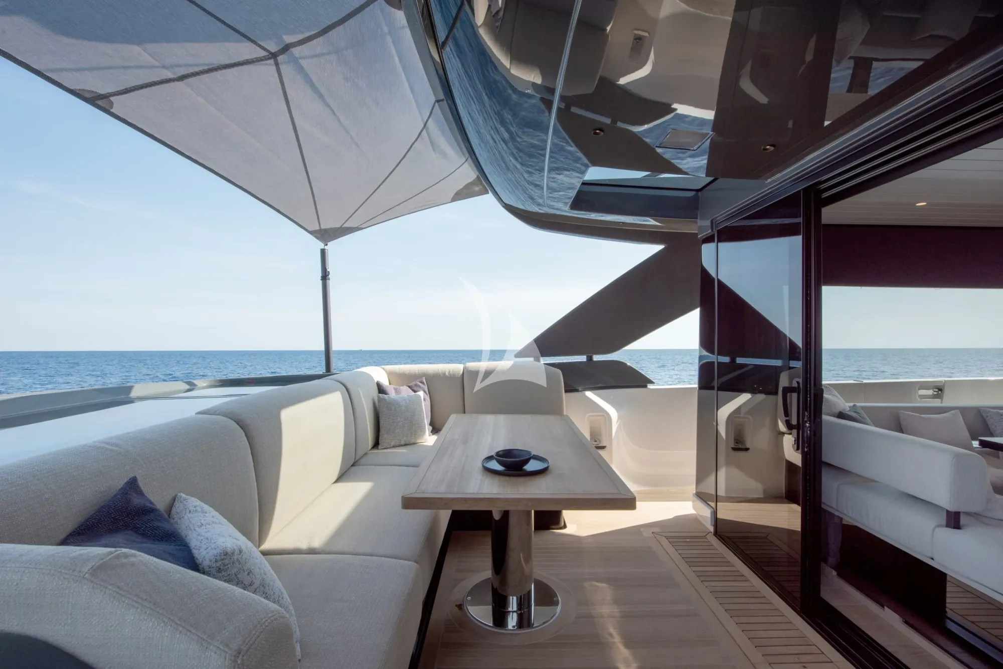 Crewed Motor Yacht CC photo 4