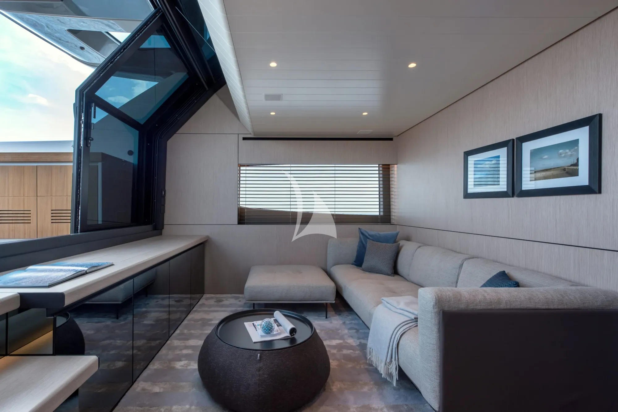 Crewed Motor Yacht CC photo 7