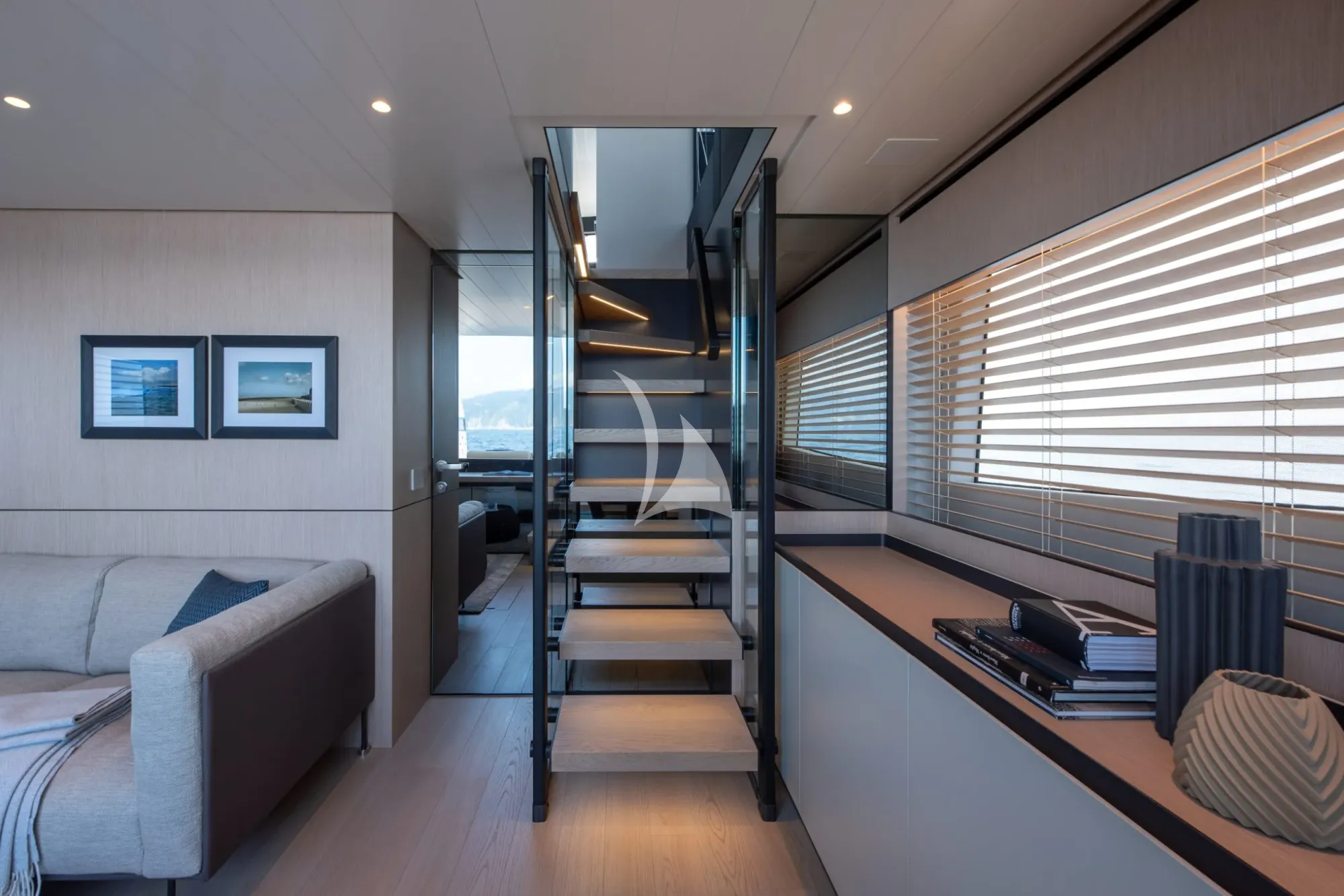 Crewed Motor Yacht CC photo 8