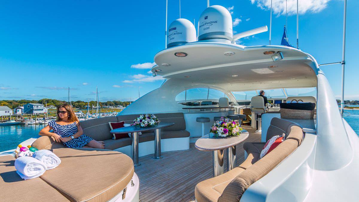 Luxury Crewed Motor Yacht CEDAR ISLAND photo 3
