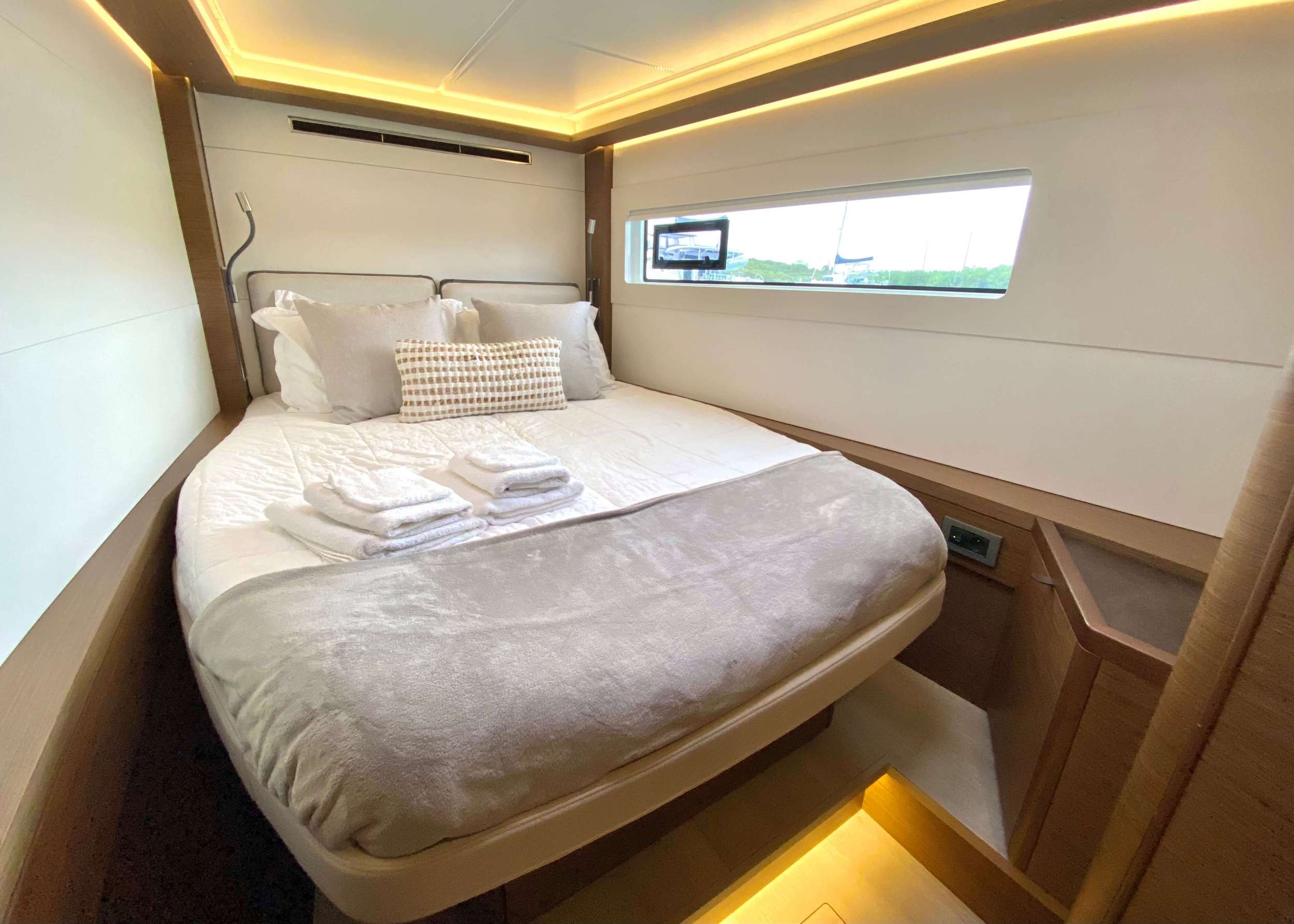 Crewed Catamaran CEST LA VIE photo 4