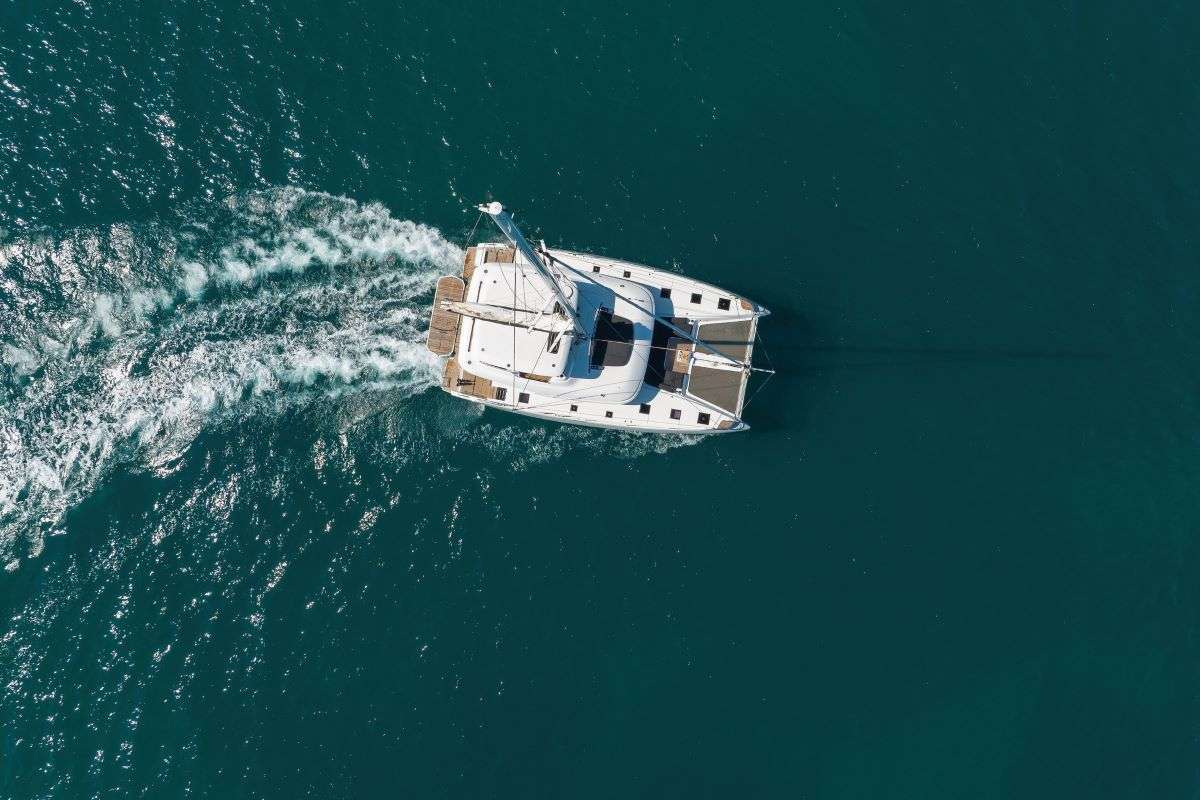 Crewed Catamaran CHAMPAGNE PLEASE photo 3