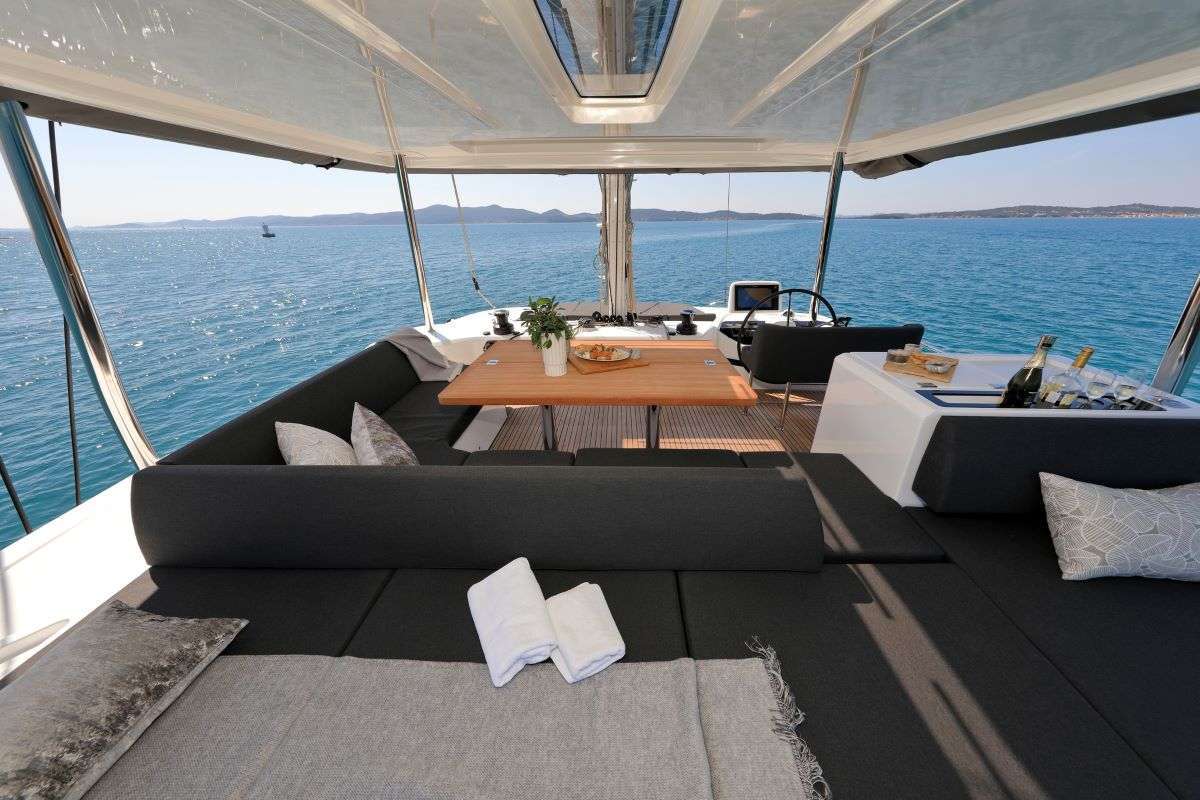 Crewed Catamaran CHAMPAGNE PLEASE photo 5