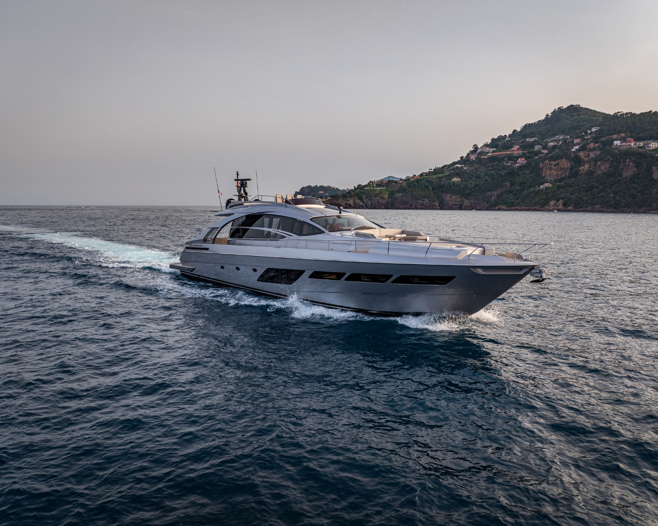 Luxury Crewed Motor Yacht CHERRY photo 5