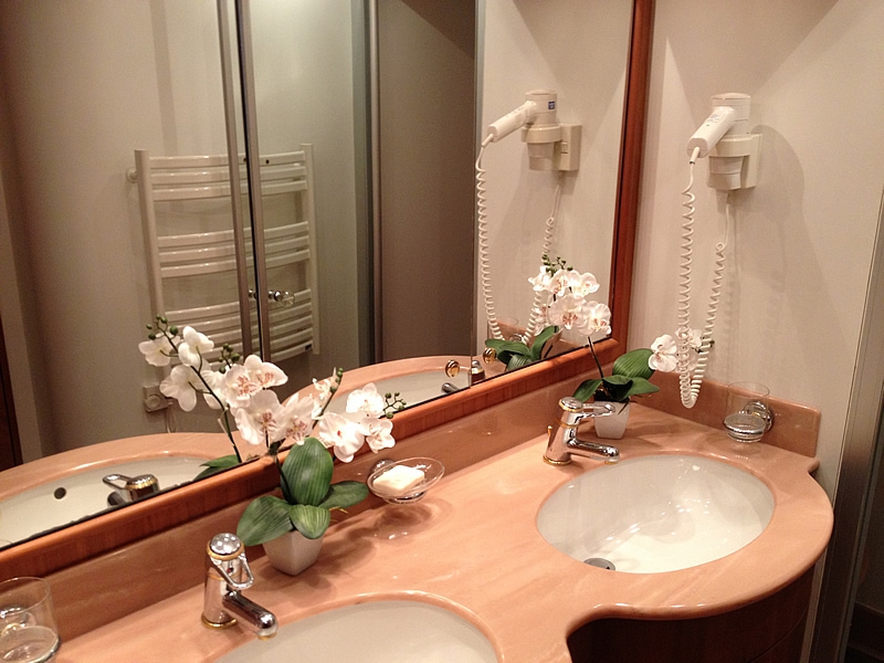 Crewed Motor Yacht CHEYENNE photo 4