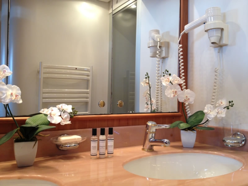 Crewed Motor Yacht CHEYENNE photo 5