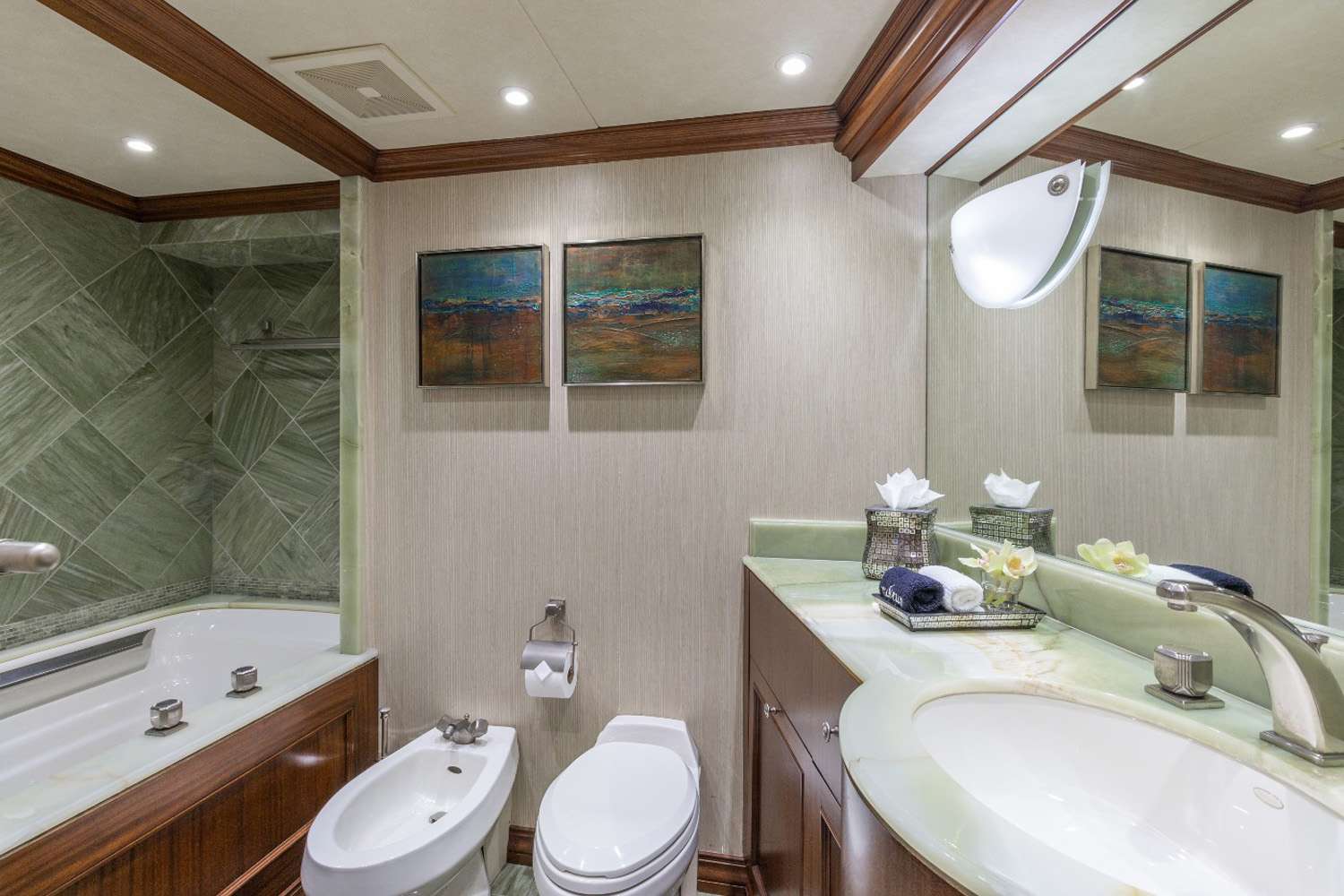 Luxury Motor Yacht CHILDS PLAY photo 7