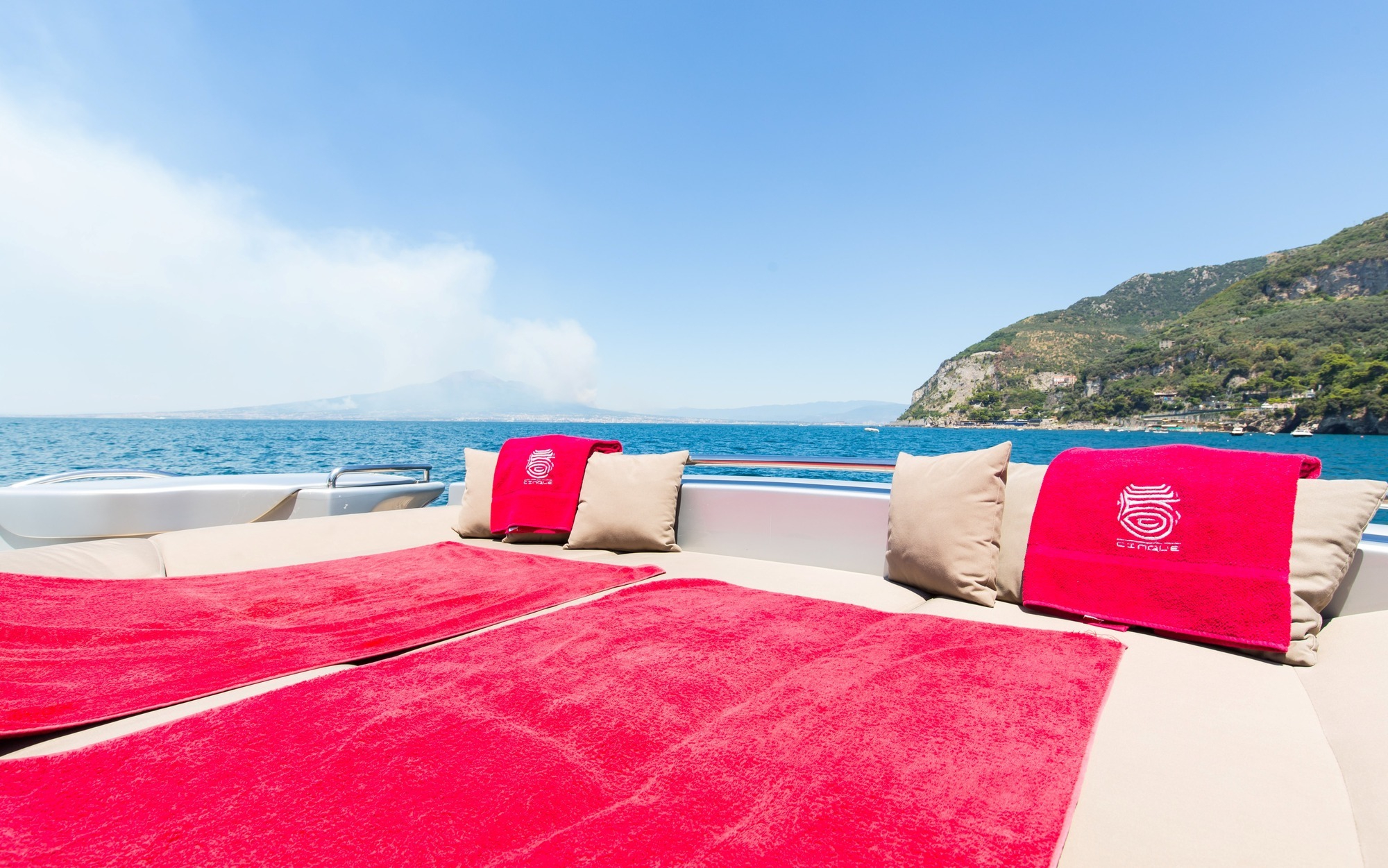 Luxury Crewed Motor Yacht CINQUE photo 5