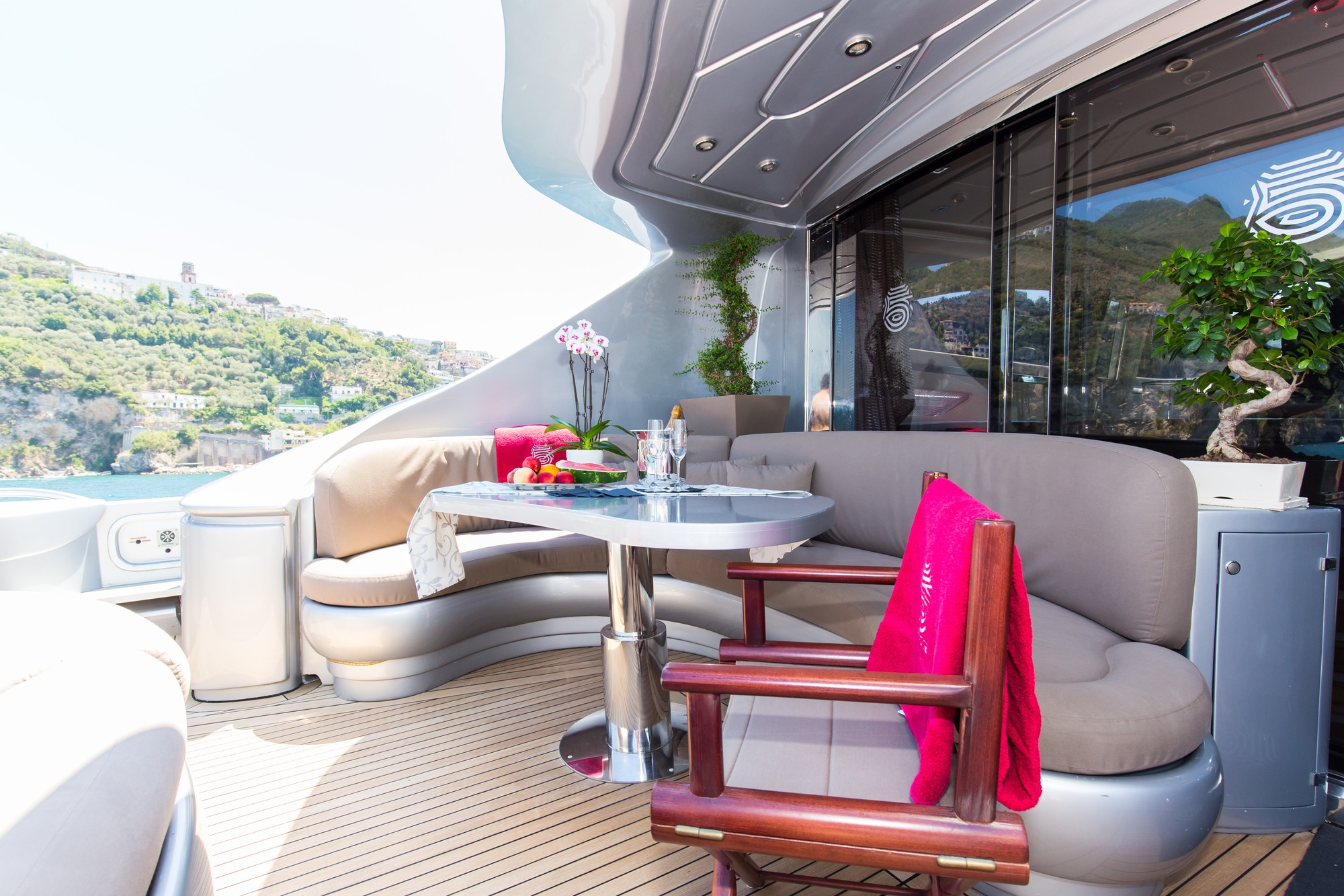 Luxury Crewed Motor Yacht CINQUE photo 6