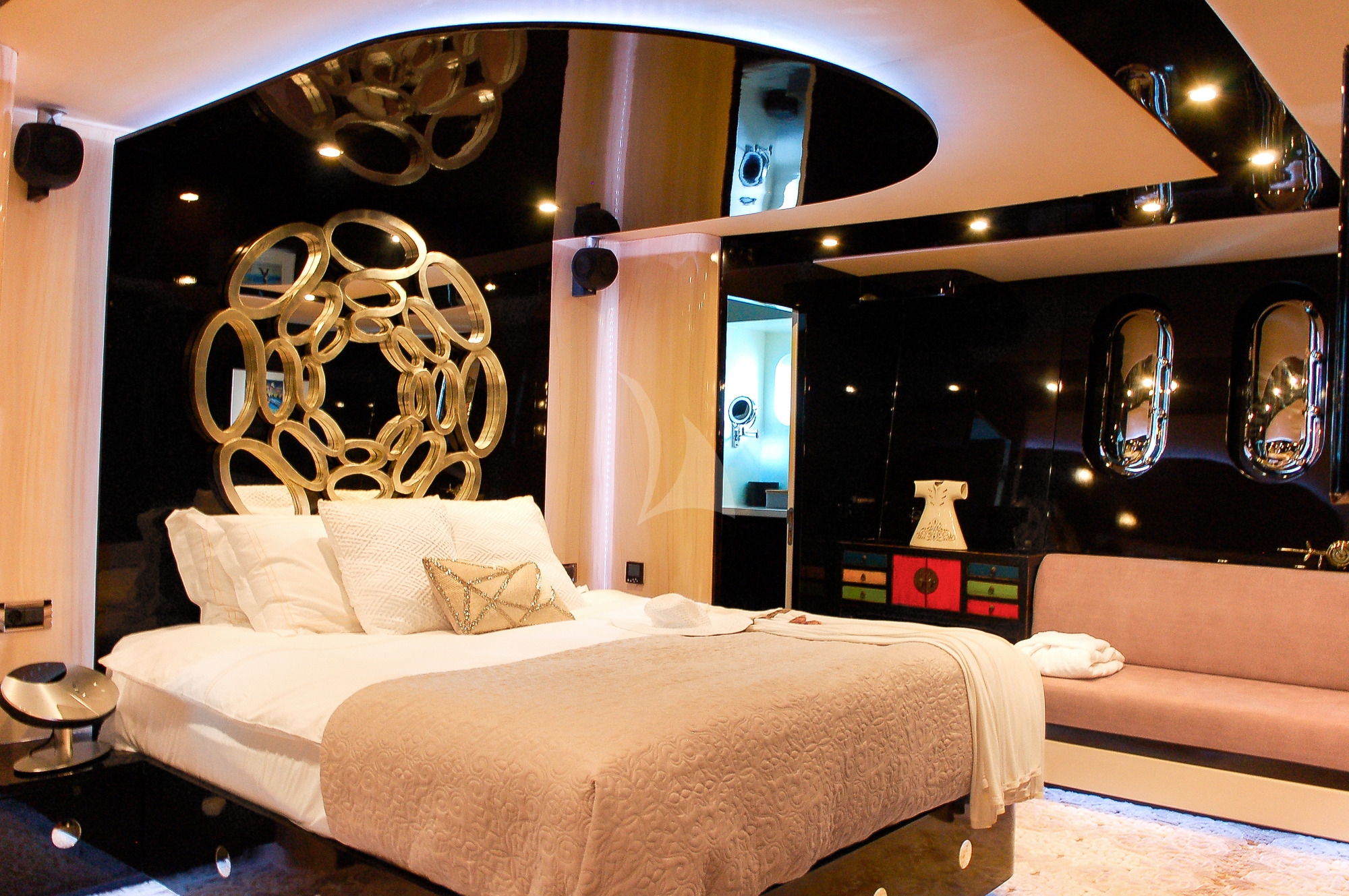 Luxury Crewed Motor Yacht CLAREMONT photo 5