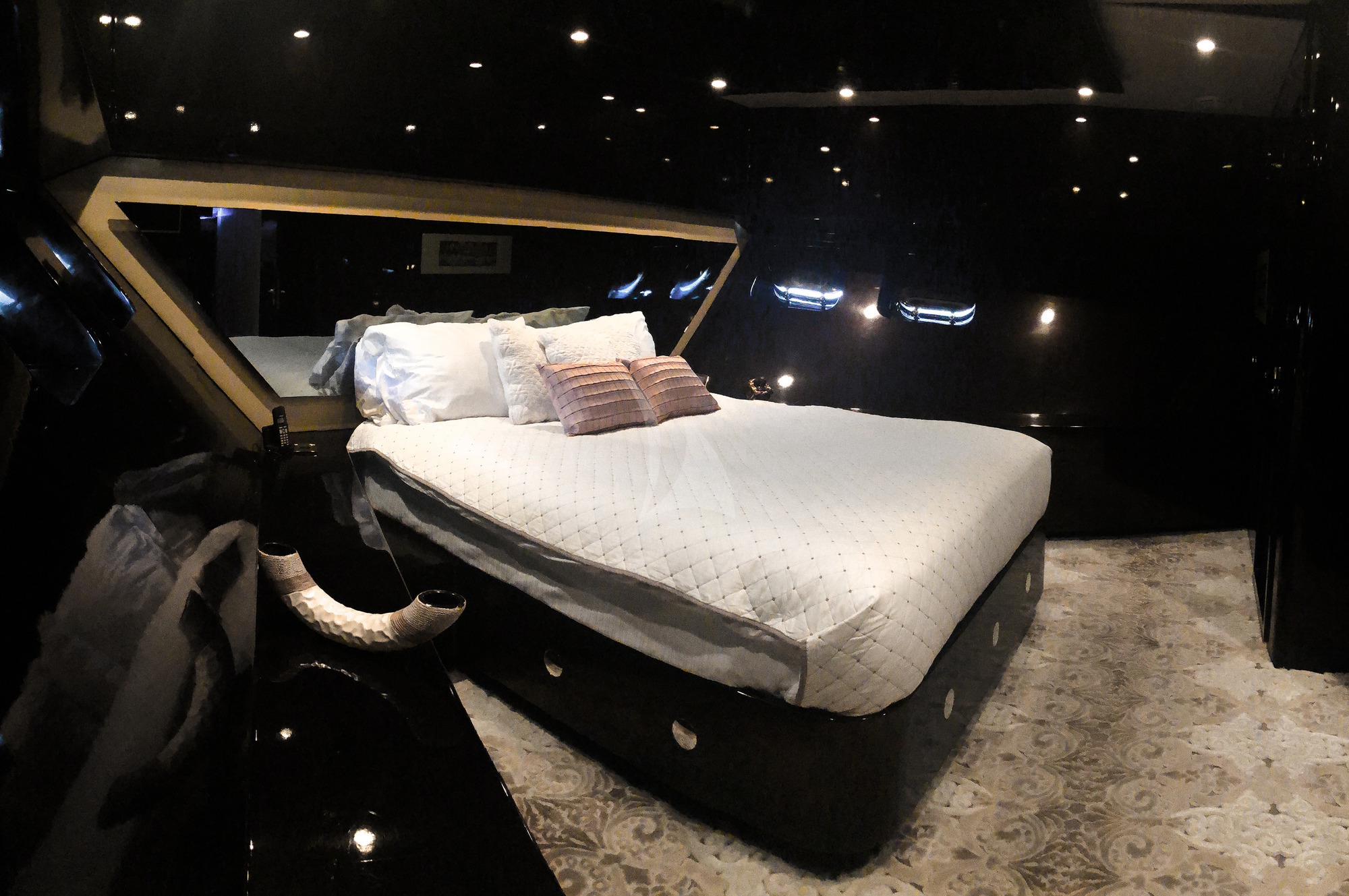 Luxury Crewed Motor Yacht CLAREMONT photo 6