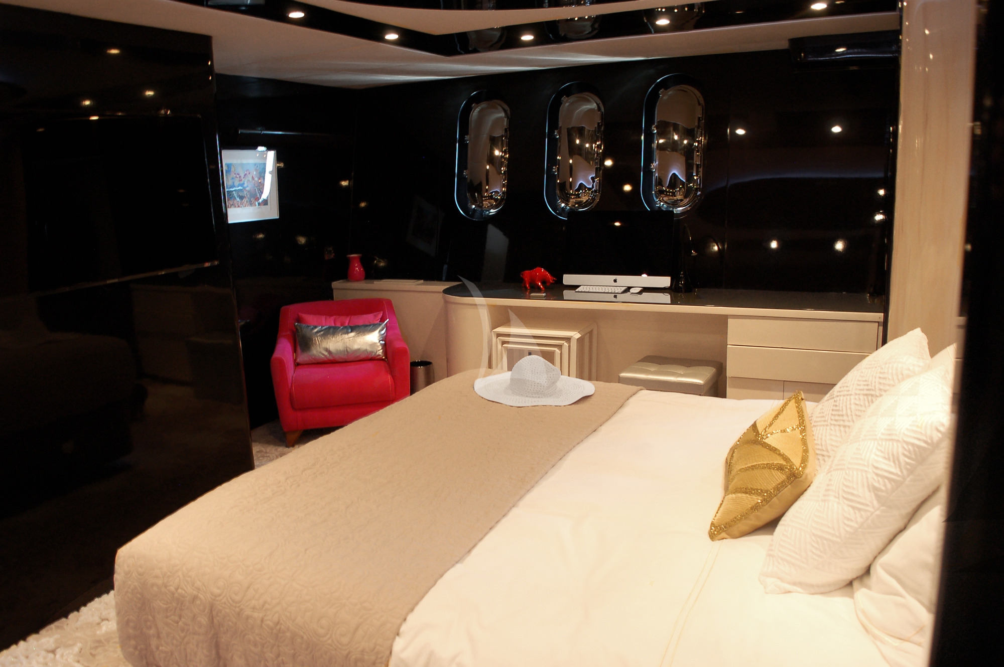 Luxury Crewed Motor Yacht CLAREMONT photo 7