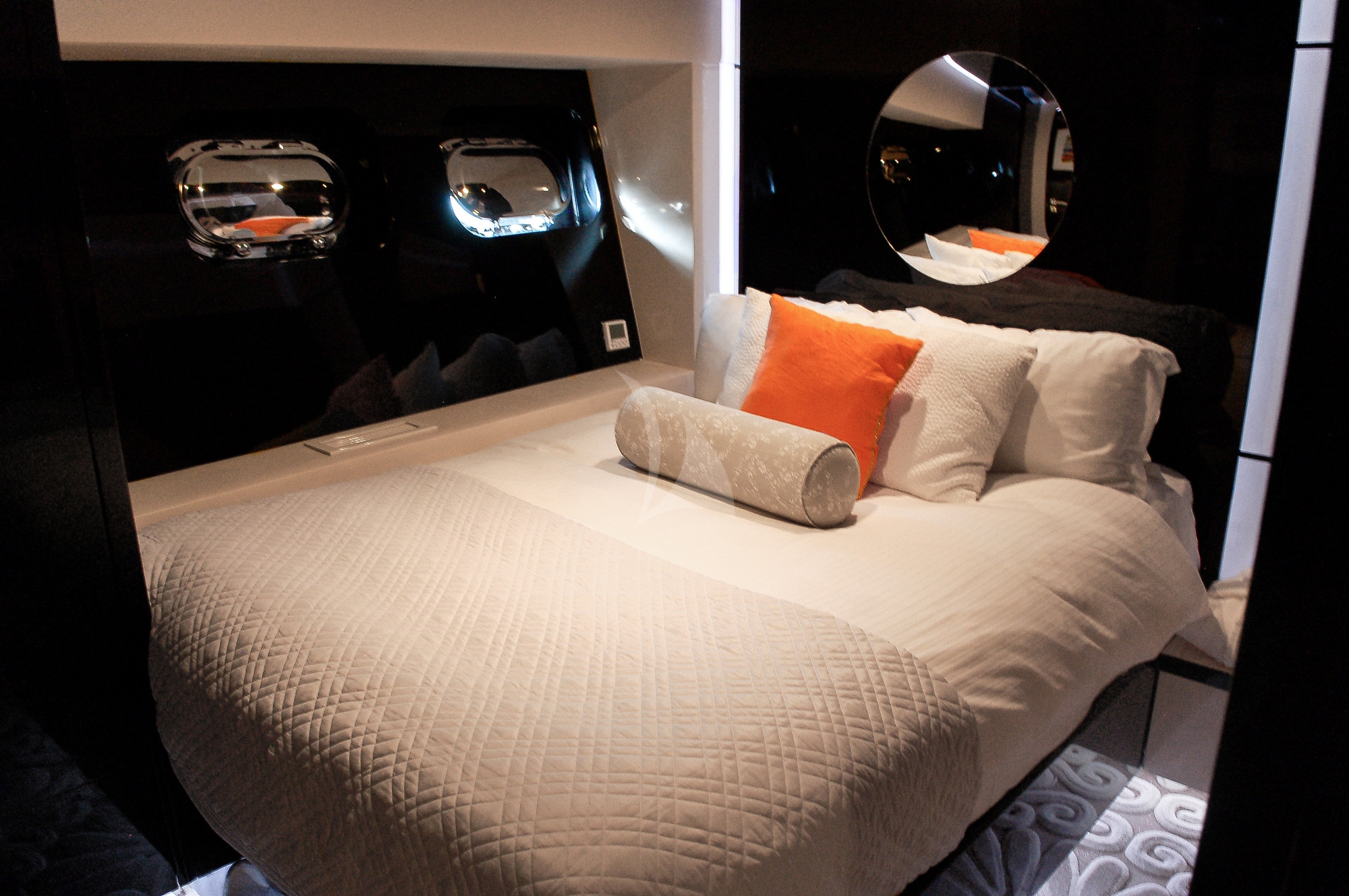 Luxury Crewed Motor Yacht CLAREMONT photo 8