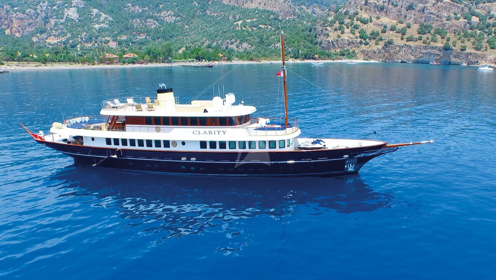 Luxury Crewed Motor Yacht CLARITY photo 3